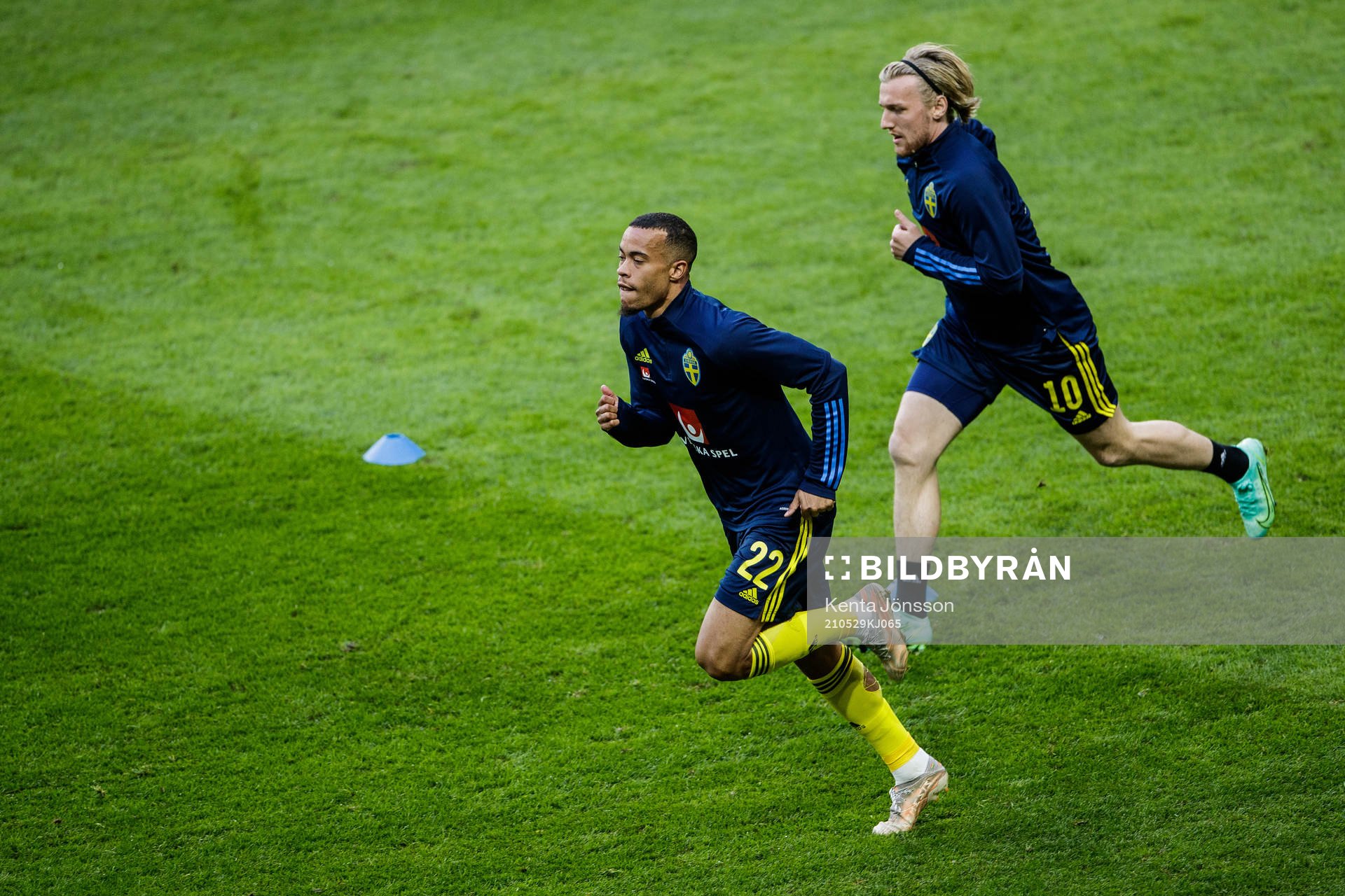 Robin Quaison and Emil Forsberg of Sweden prior to the