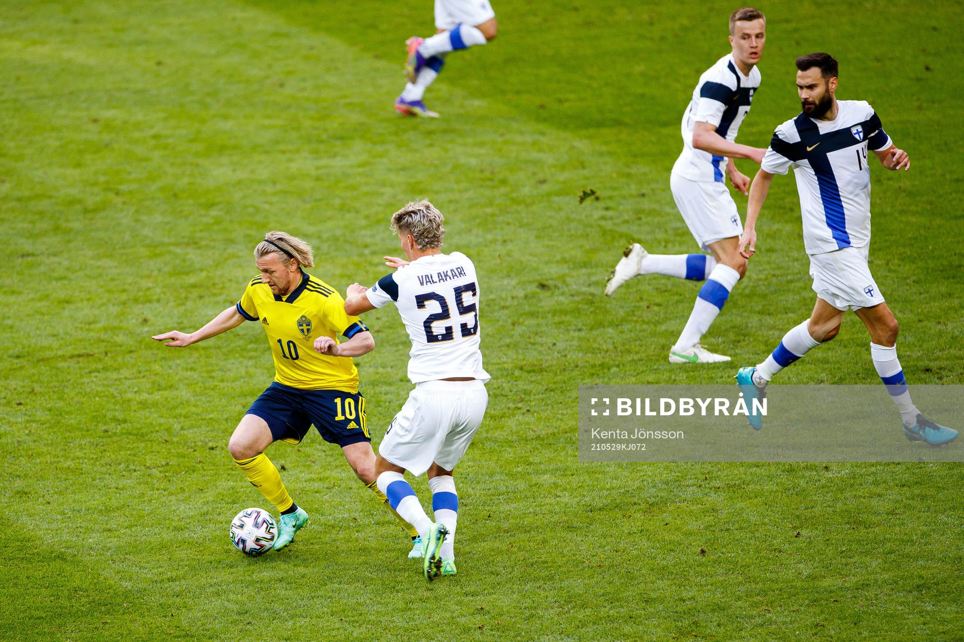 Emil Forsberg of Sweden and Onni Valakari of Finland