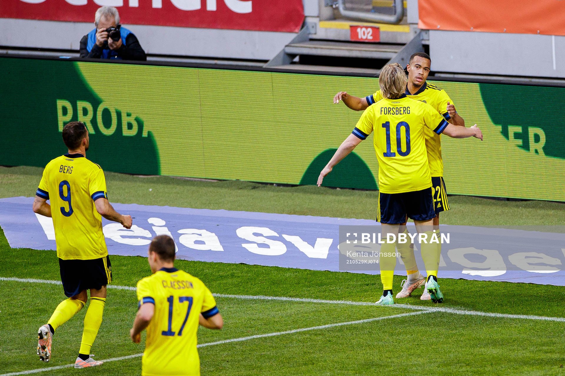 Robin Quaison and Emil Forsberg of Sweden celebrate the 1-0
