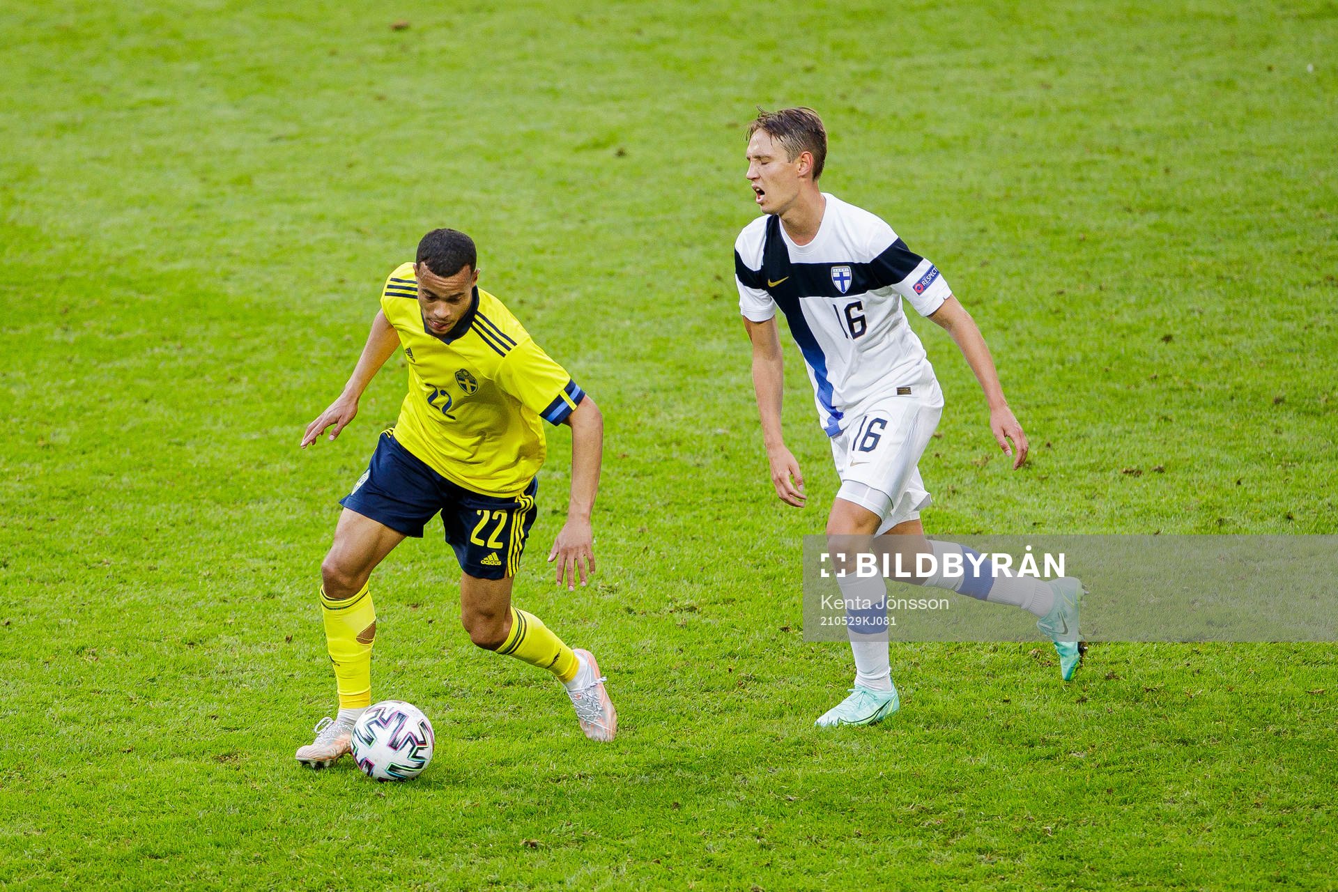 Robin Quaison of Sweden and Lassi Lappalainen of Finland