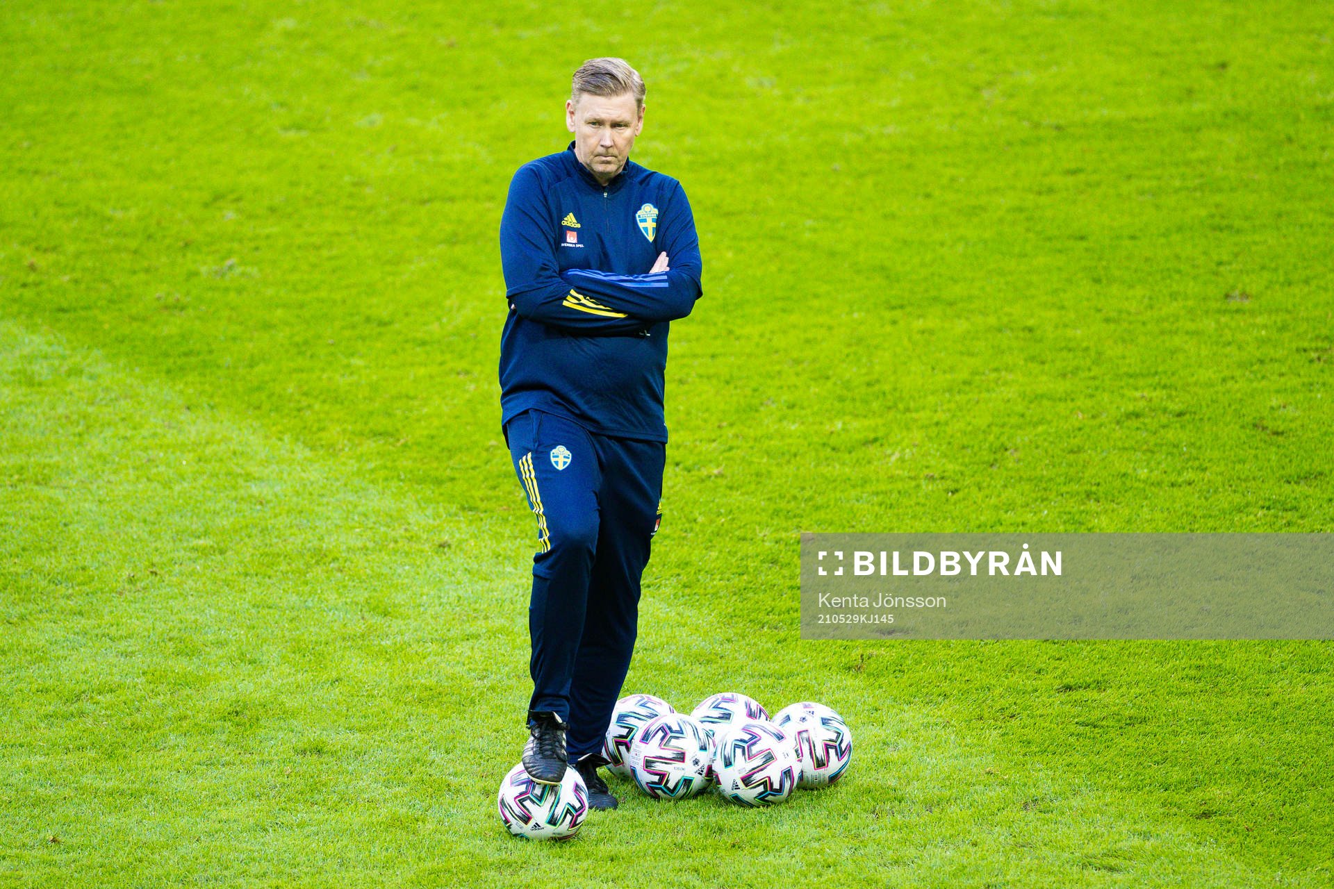 Assistant coach Peter Wettergrenof Sweden