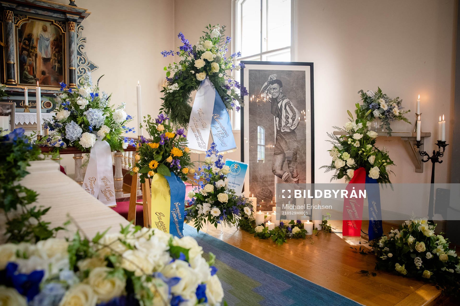Blomsterarrangemang och hälsningar samlade vid ett