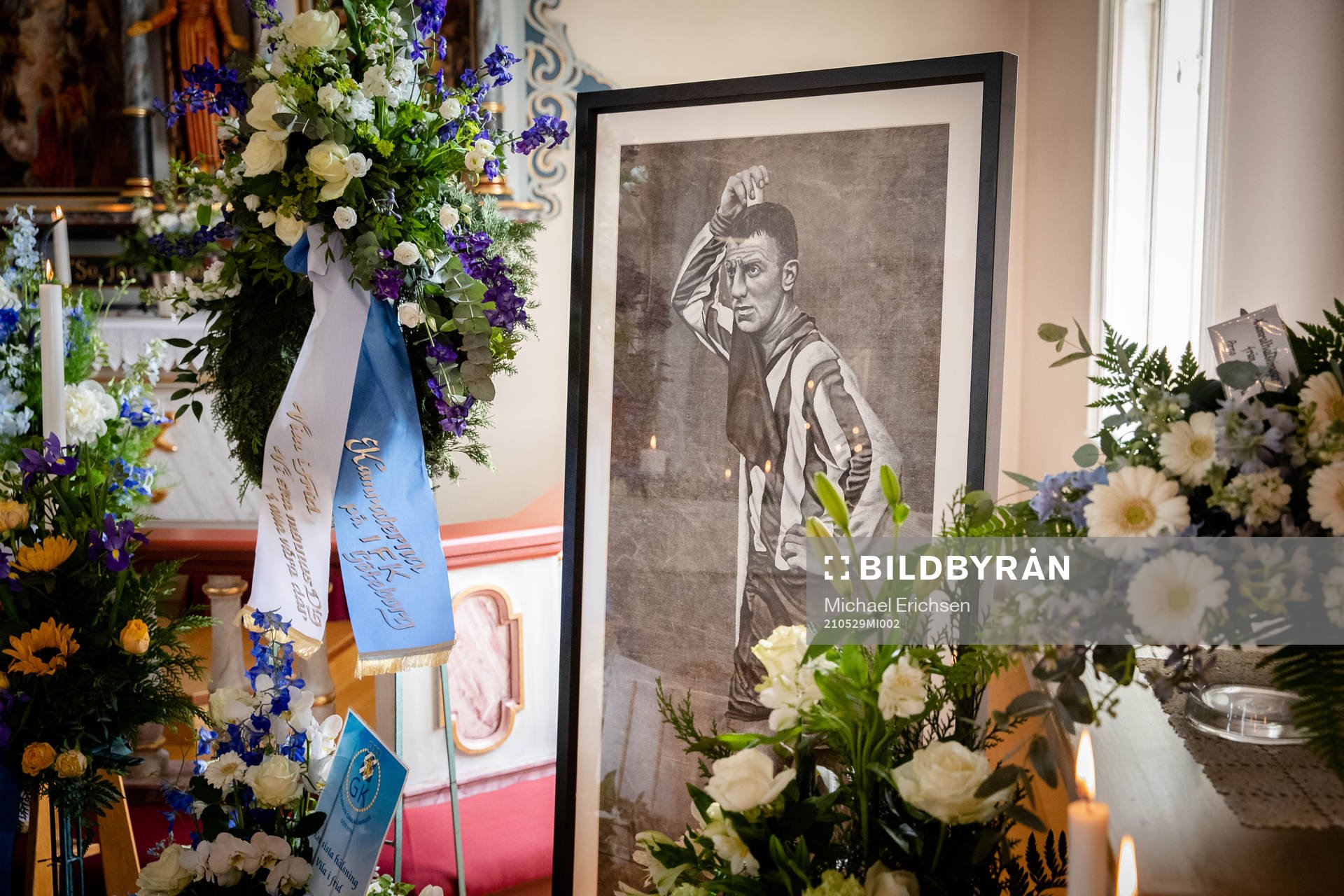Blomsterarrangemang och hälsningar samlade vid ett