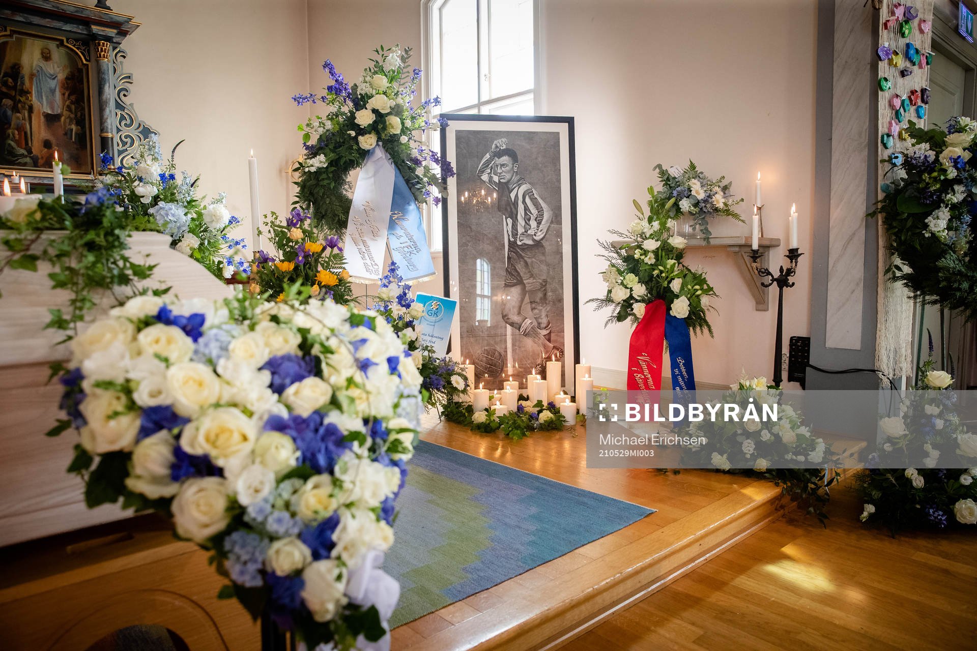 Blomsterarrangemang och hälsningar samlade vid ett