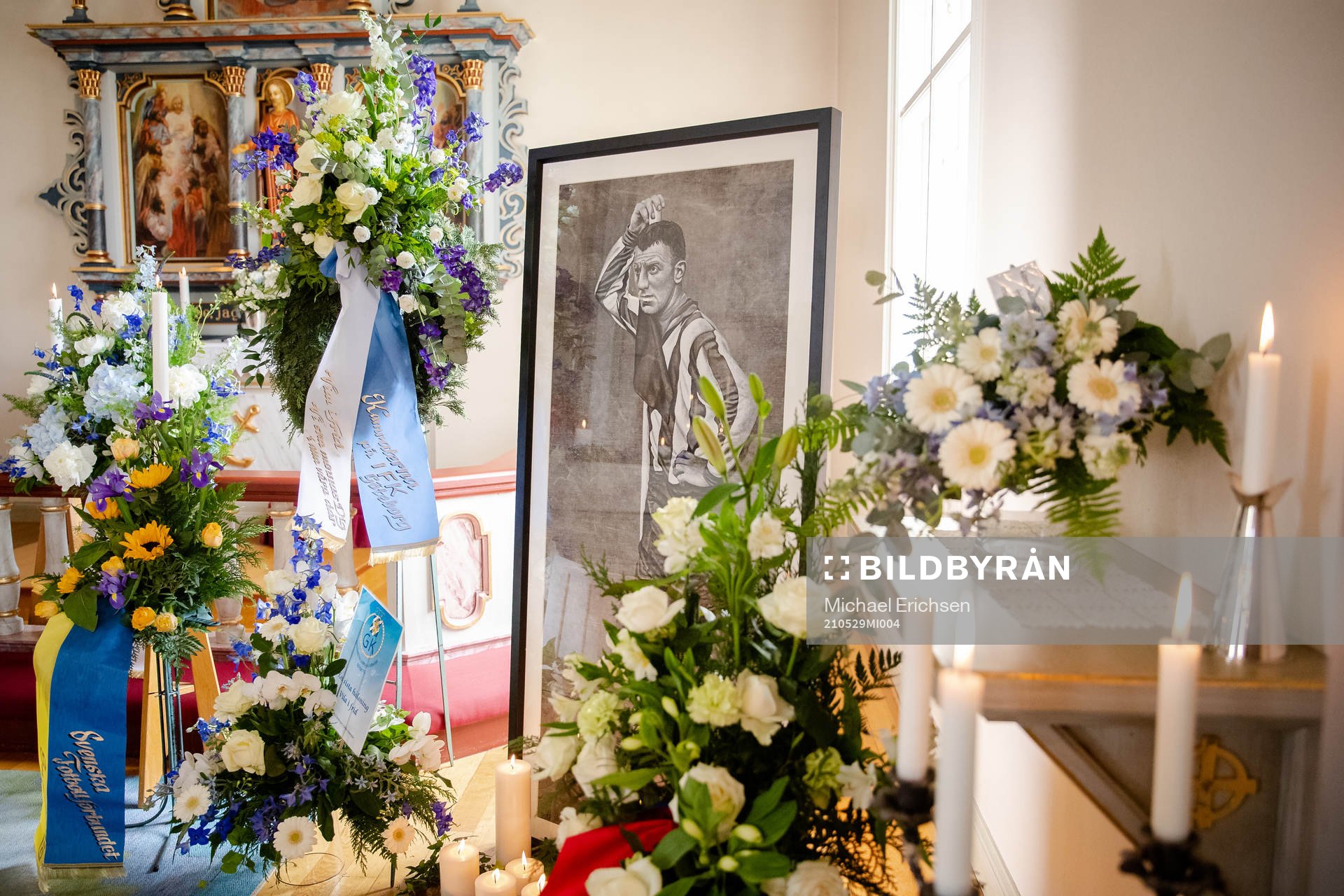 Blomsterarrangemang och hälsningar samlade vid ett