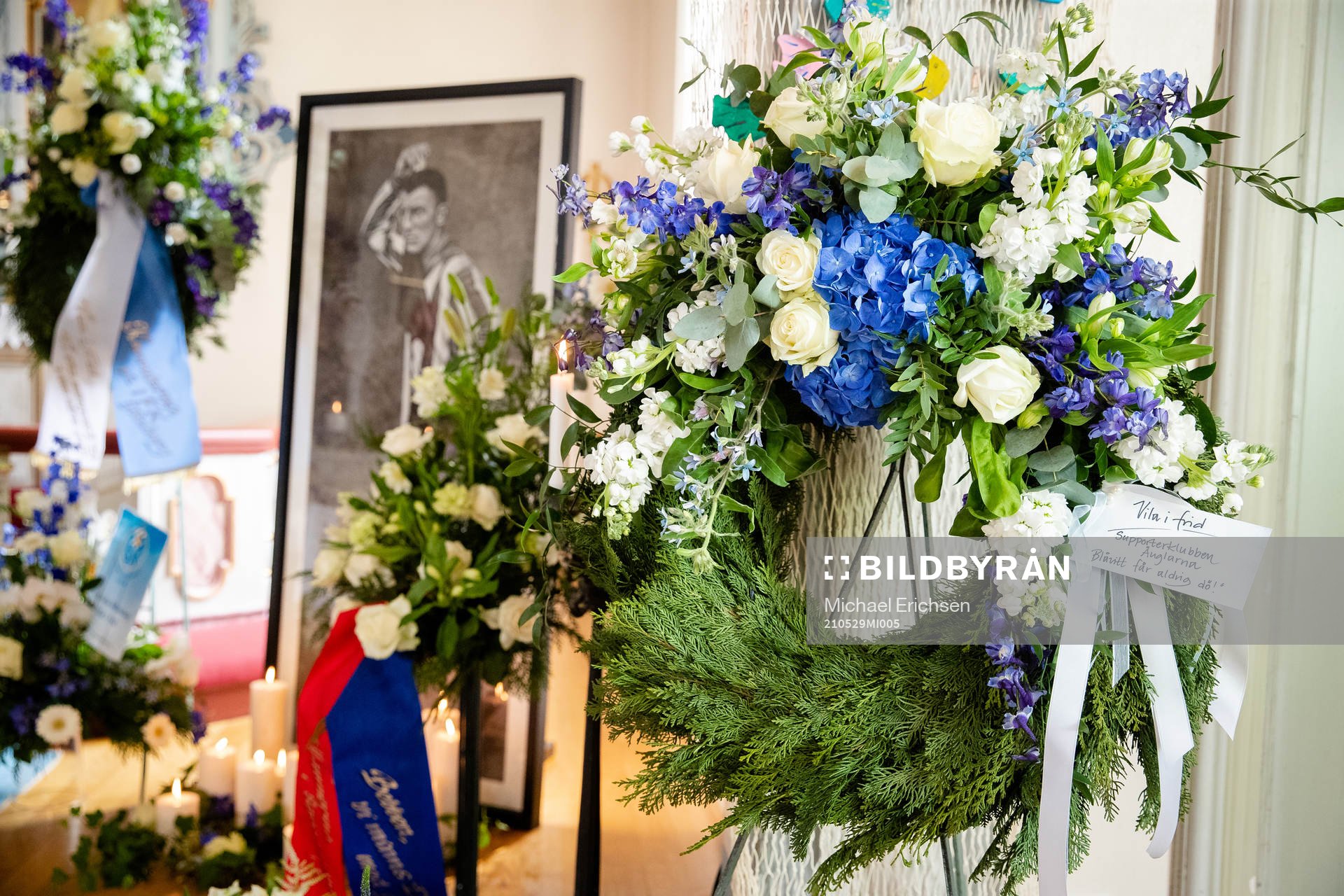 Blomsterarrangemang och hälsningar samlade vid ett