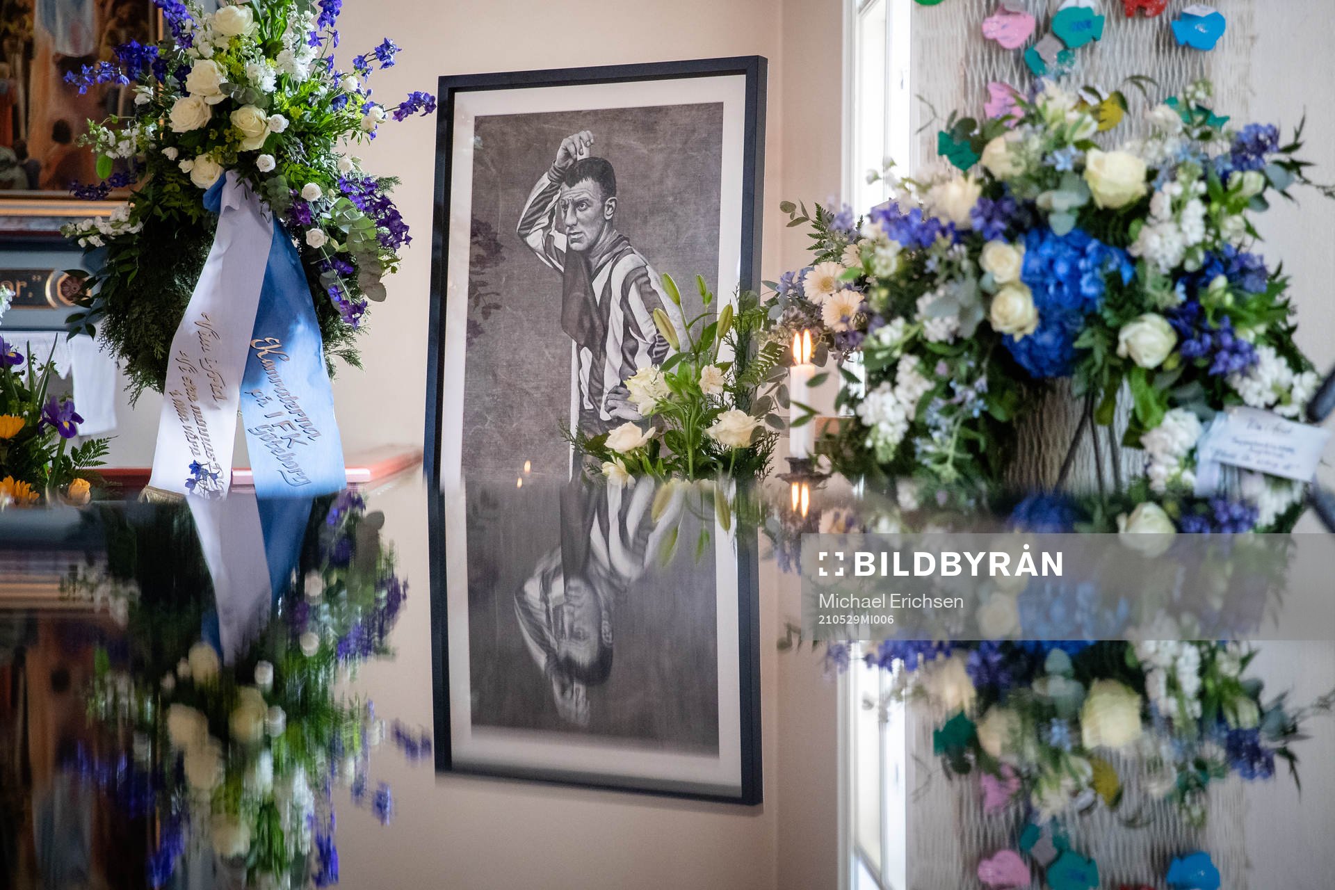 Blomsterarrangemang och hälsningar samlade vid ett