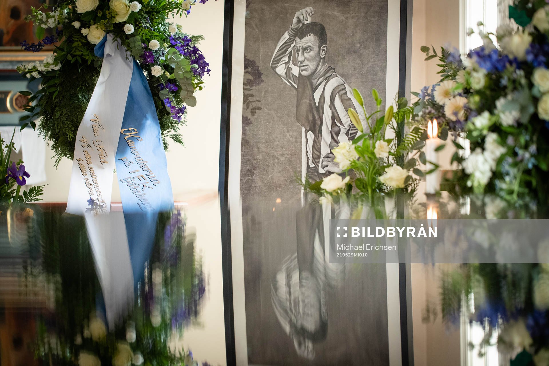 Blomsterarrangemang och hälsningar samlade vid ett