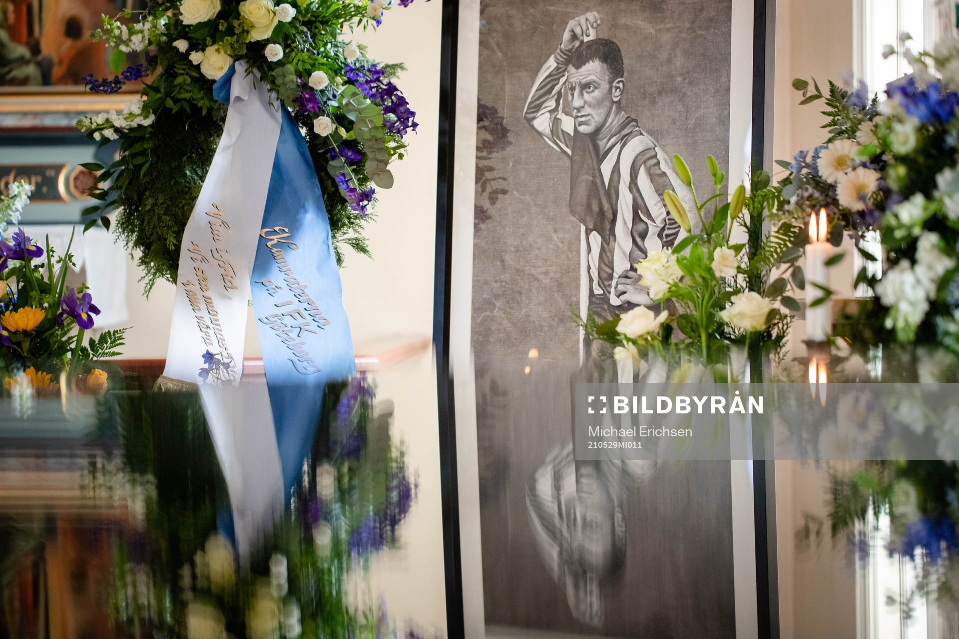 Blomsterarrangemang och hälsningar samlade vid ett
