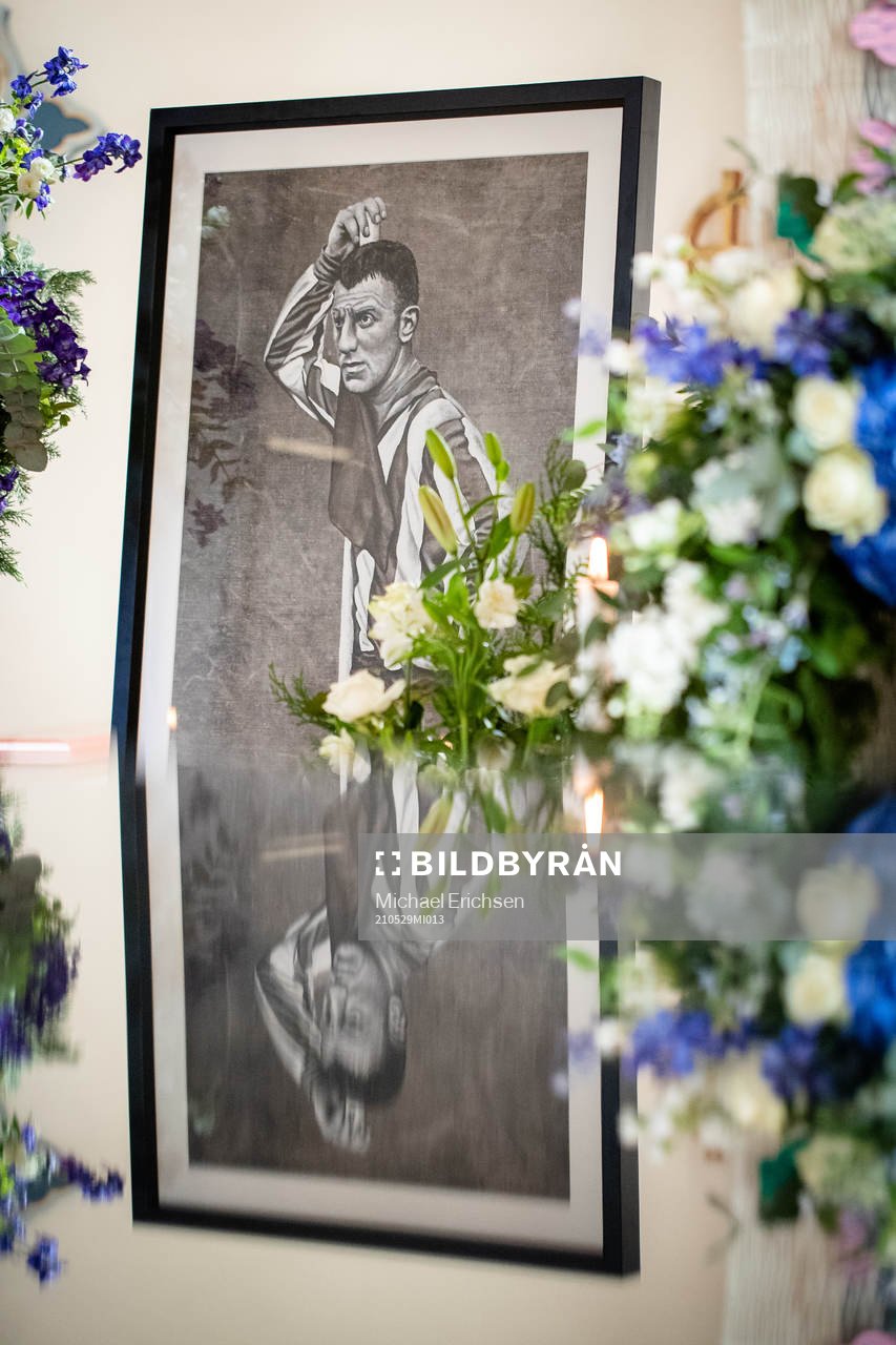 Blomsterarrangemang och hälsningar samlade vid ett