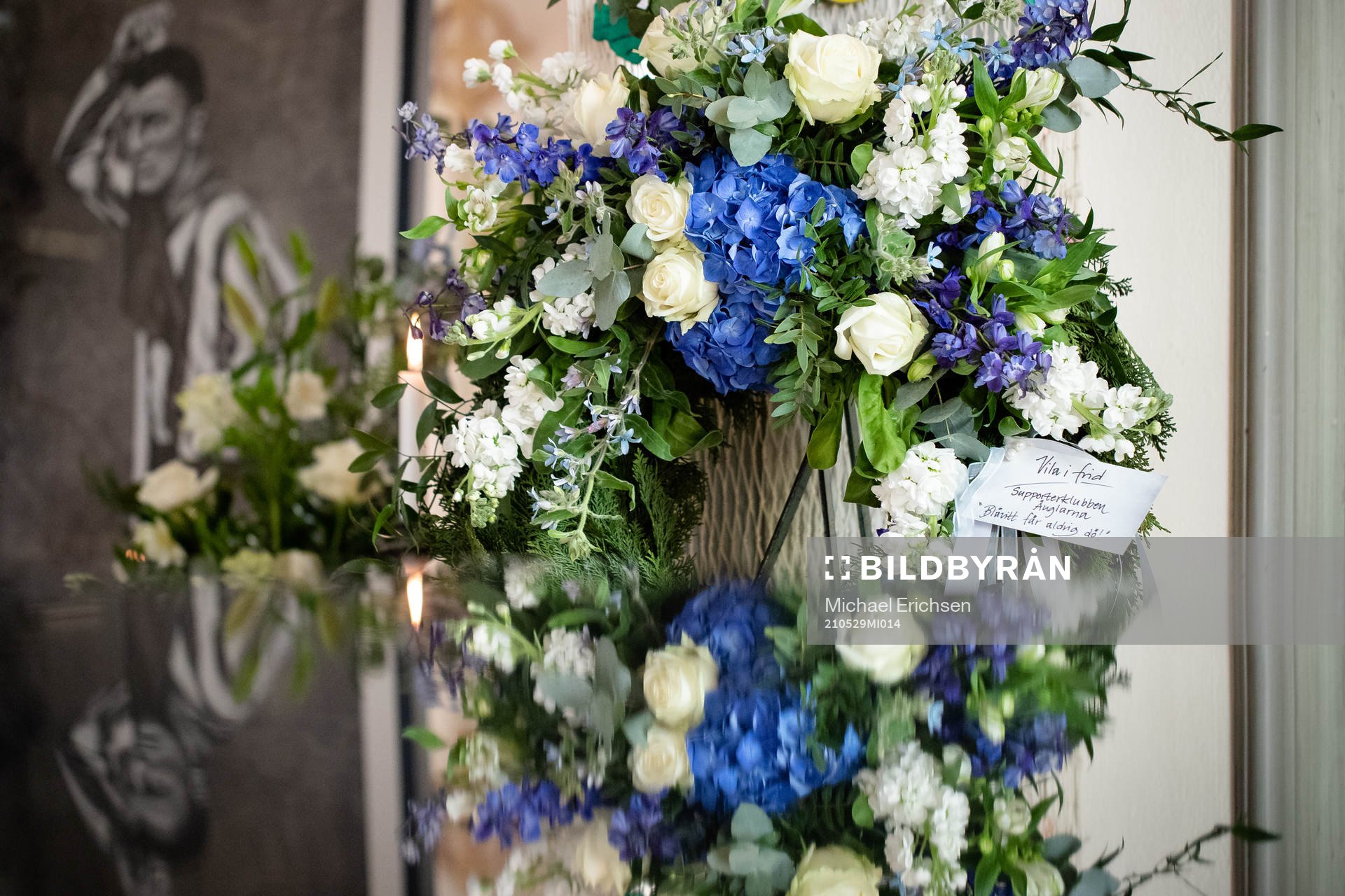 Blomsterarrangemang och hälsningar från supporterklubben