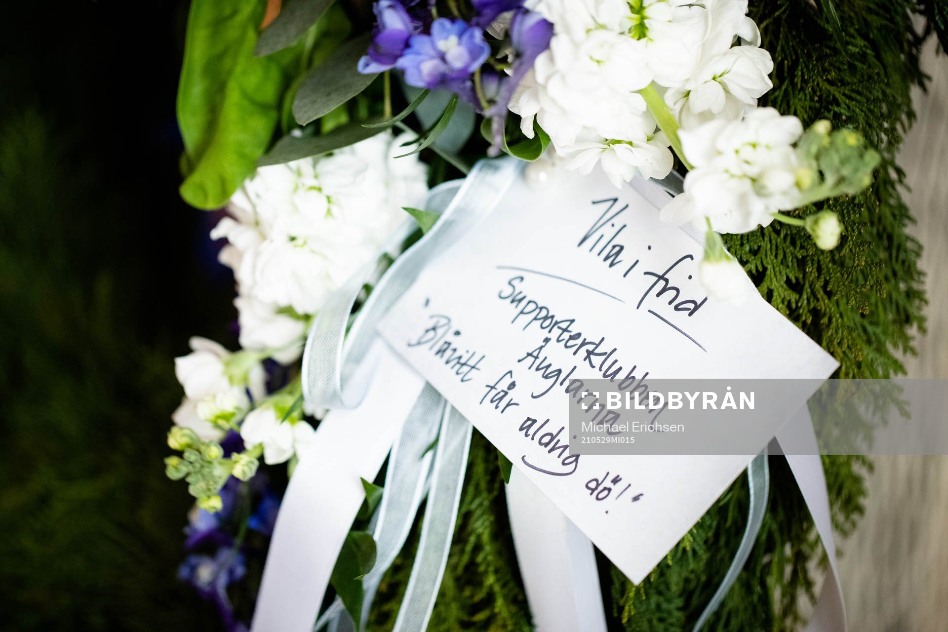 Blomsterarrangemang och hälsningar från supporterklubben