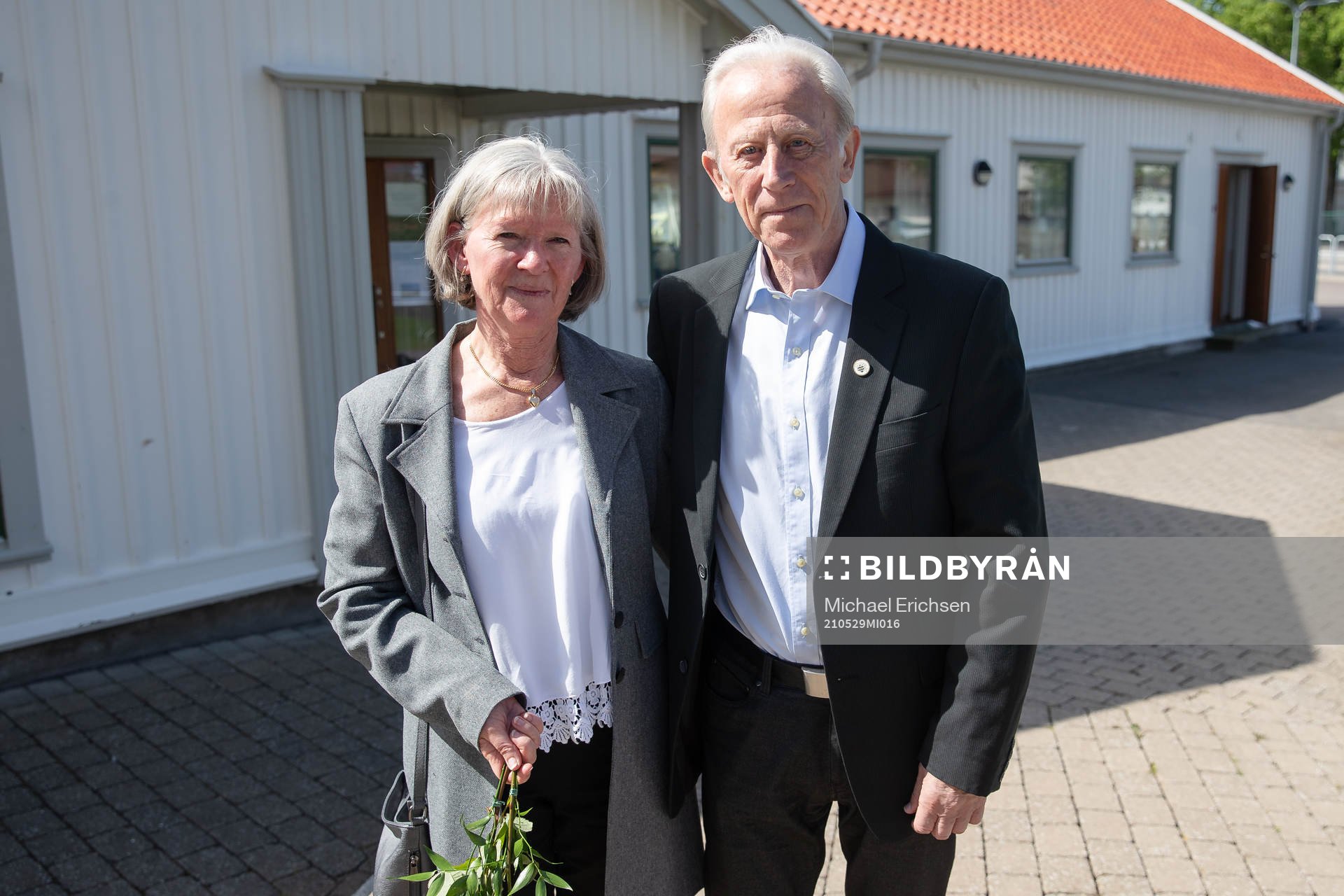 Donald Niklasson med hustru Lena Svärdström på väg in