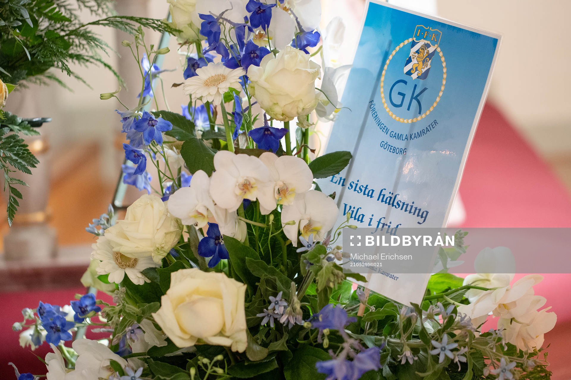 Blomsterarrangemang och hälsningar från Föreningen gamla