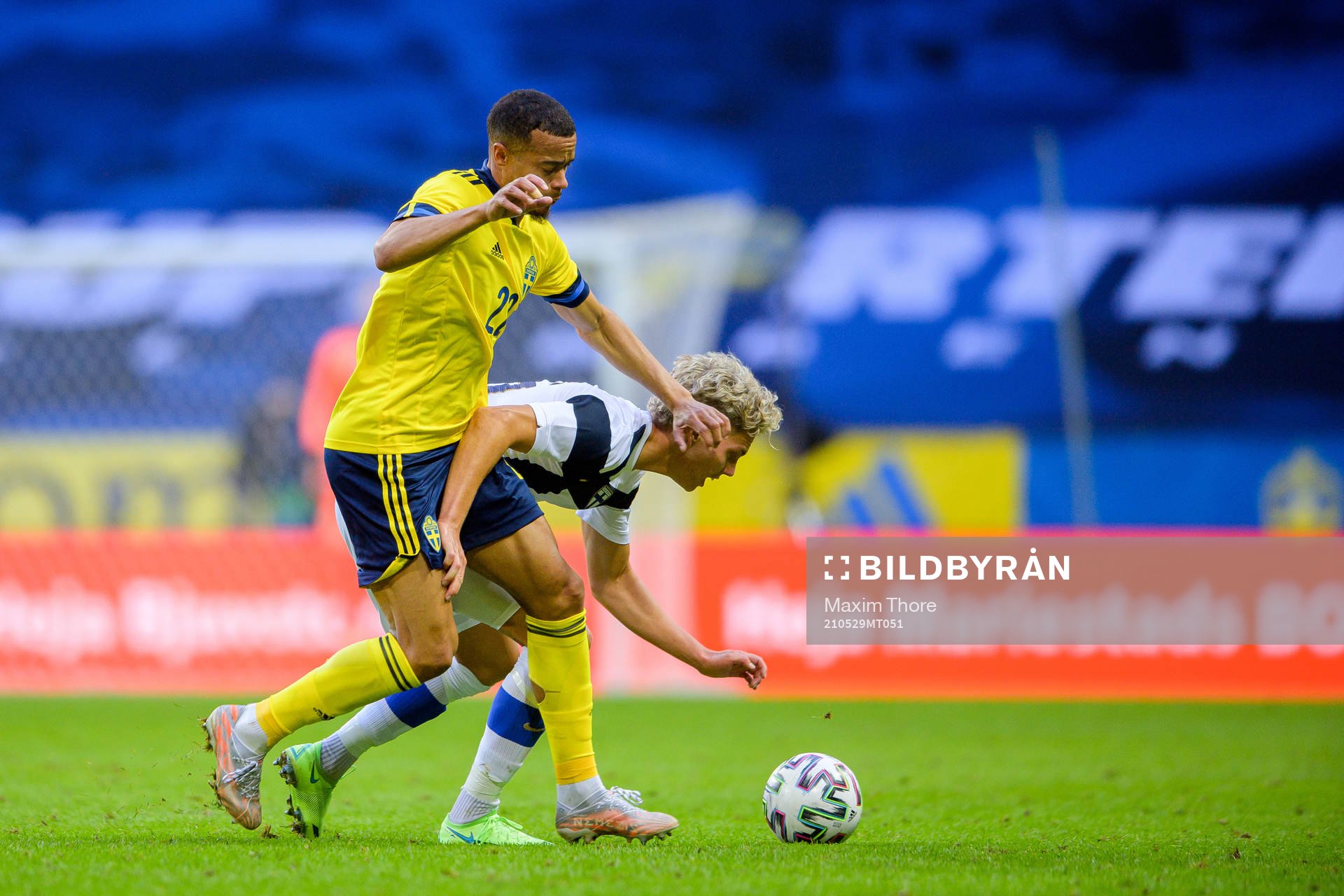 Robin Quaison of Sweden and Daniel O´Shaughnessy of Finland