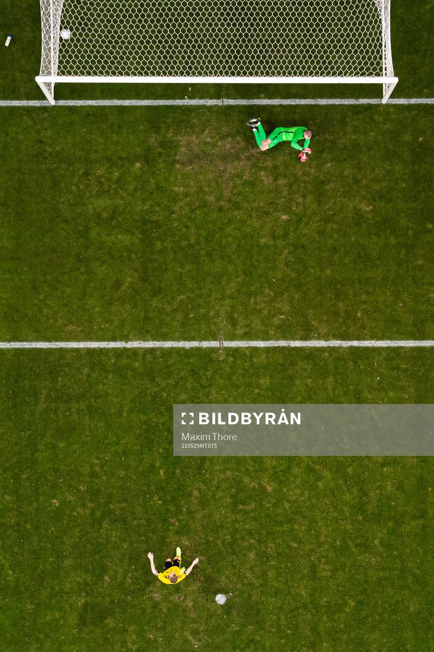 Sebastian Larsson of Sweden scores the 2-0 goal behind