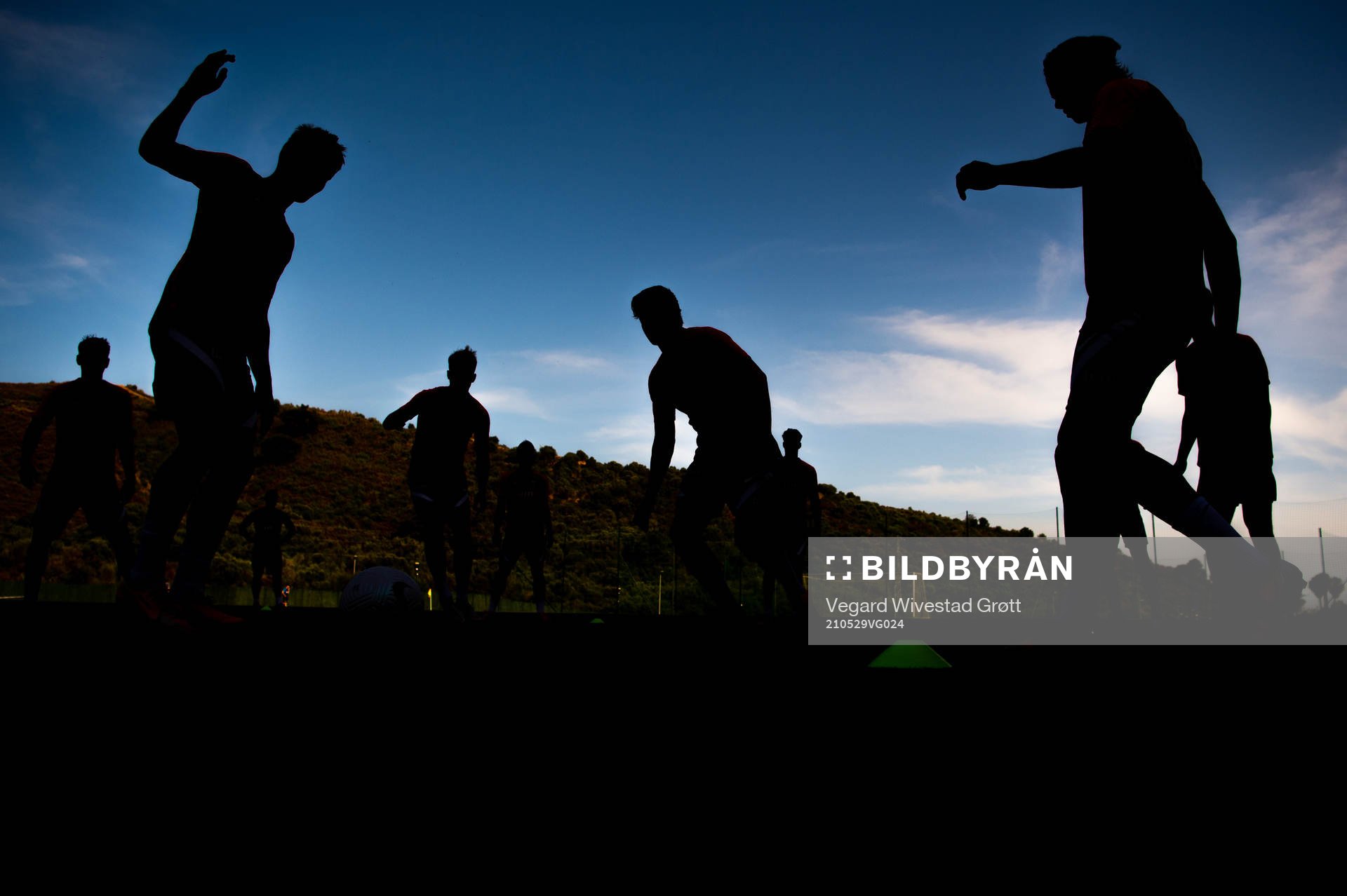 The silhouettes of Martin Ødegaard and Erling Braut