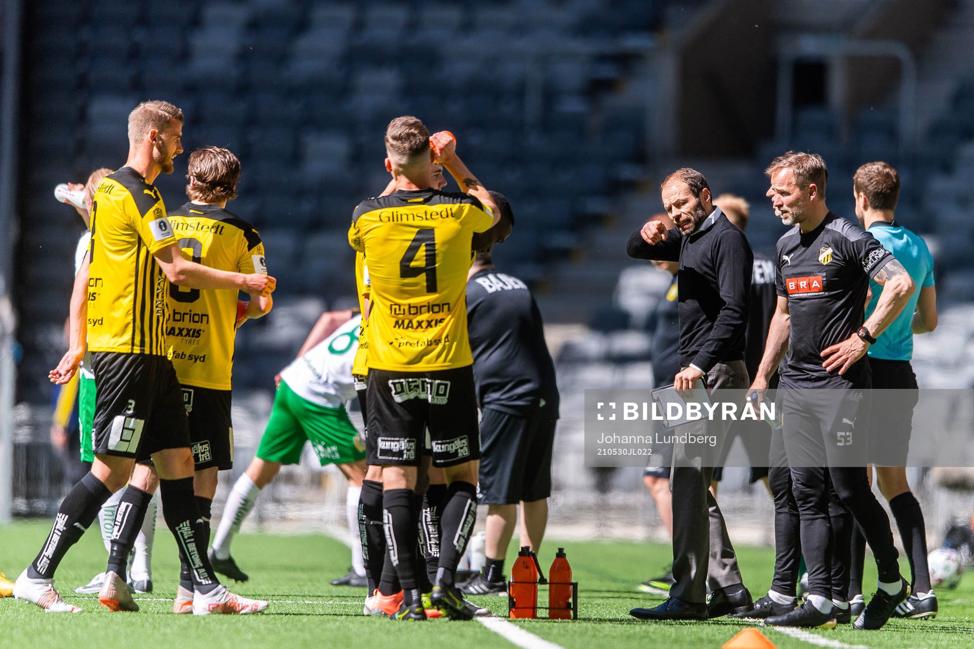 Häckens tränare Andreas Alm samlar spelarna