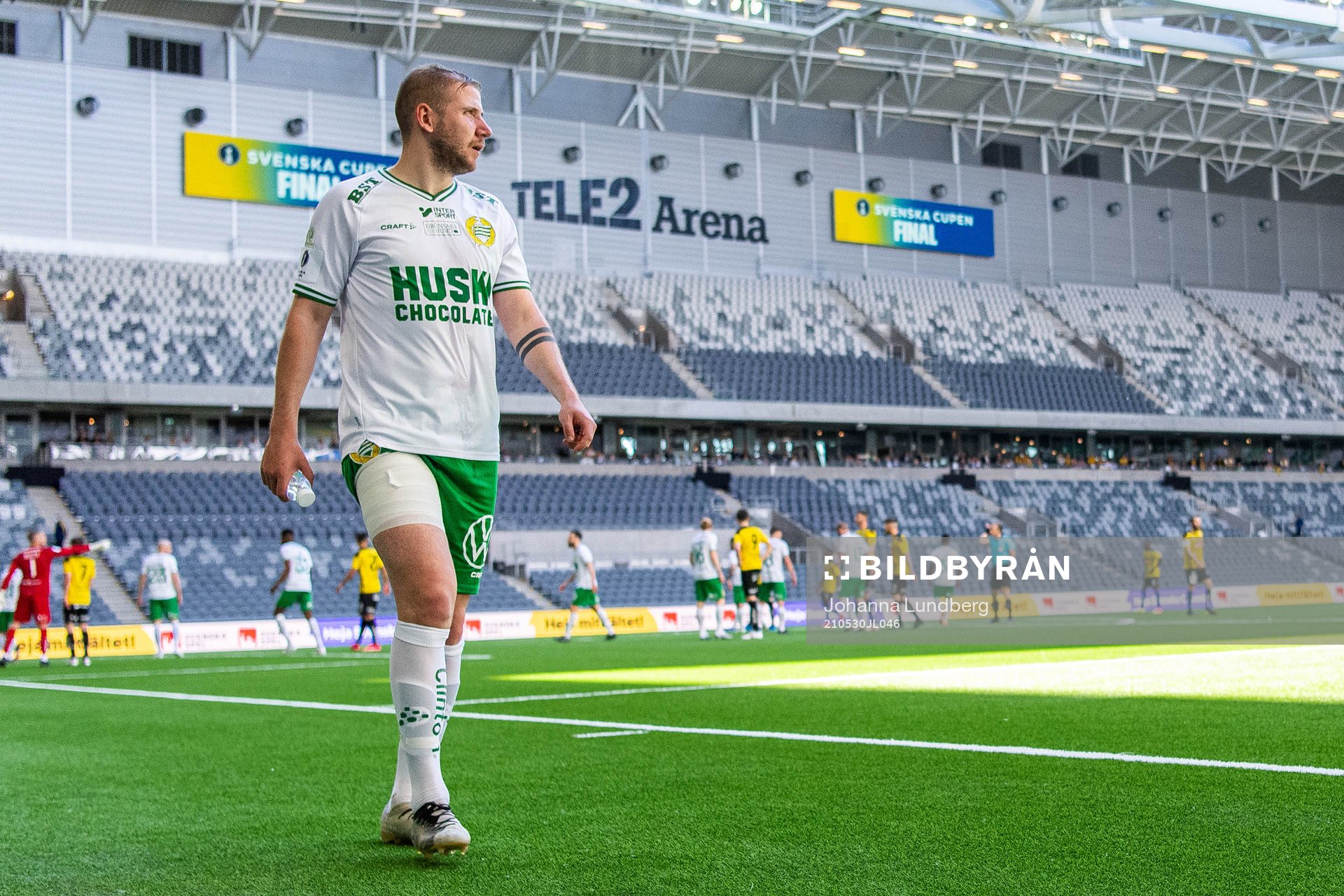 Hammarbys Darijan Bojanic lämnar plan med lindat lår
