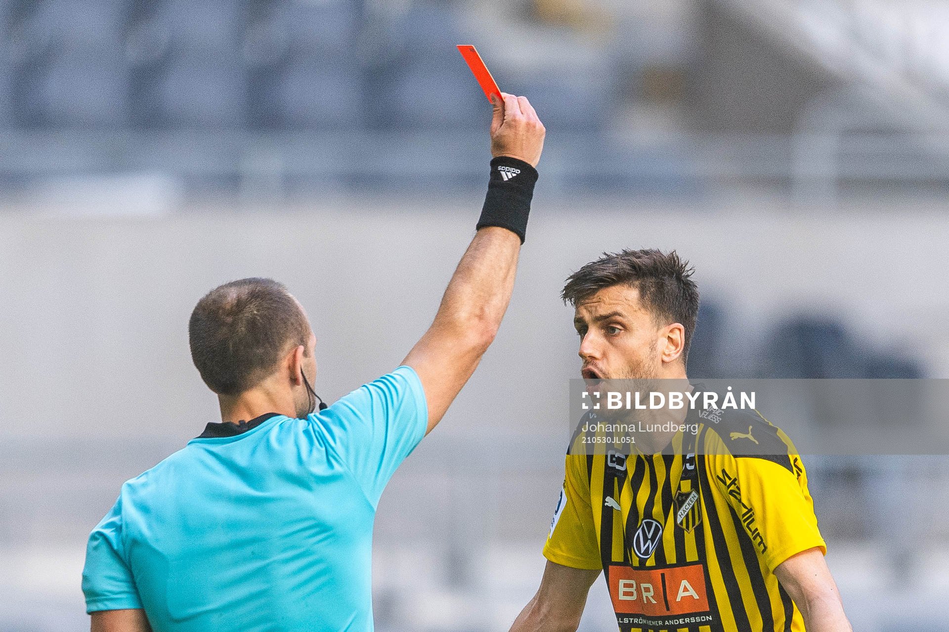 Domare Kaspar Sjöberg ger rött kort till Häckens