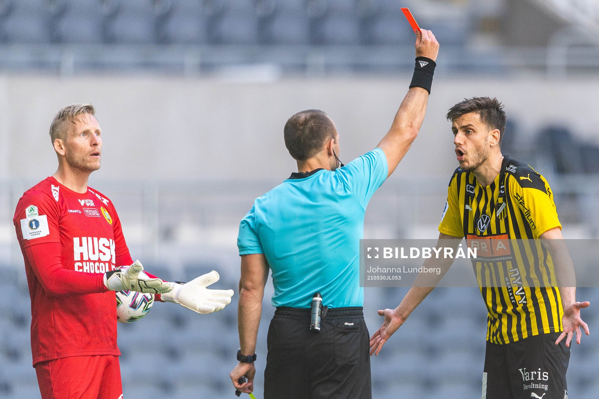 Hammarbys målvakt David Ousted ser domare Kaspar Sjöberg