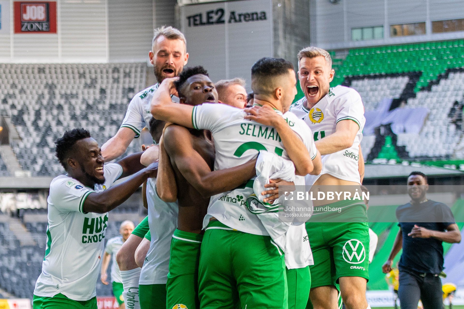 Hammarbys Astrit Selmani jublar med lagkamrater