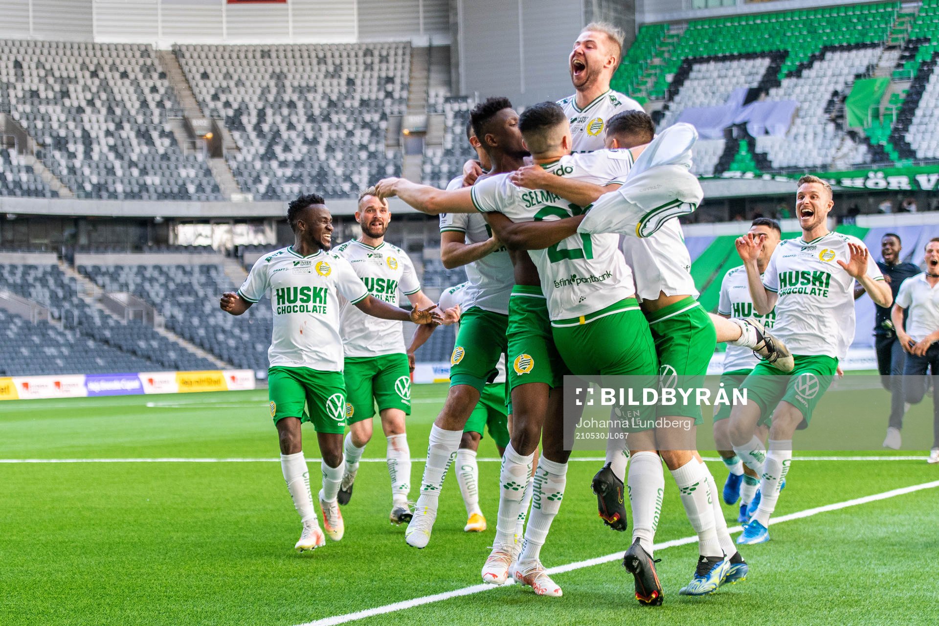 Hammarbys Astrit Selmani jublar med lagkamrater