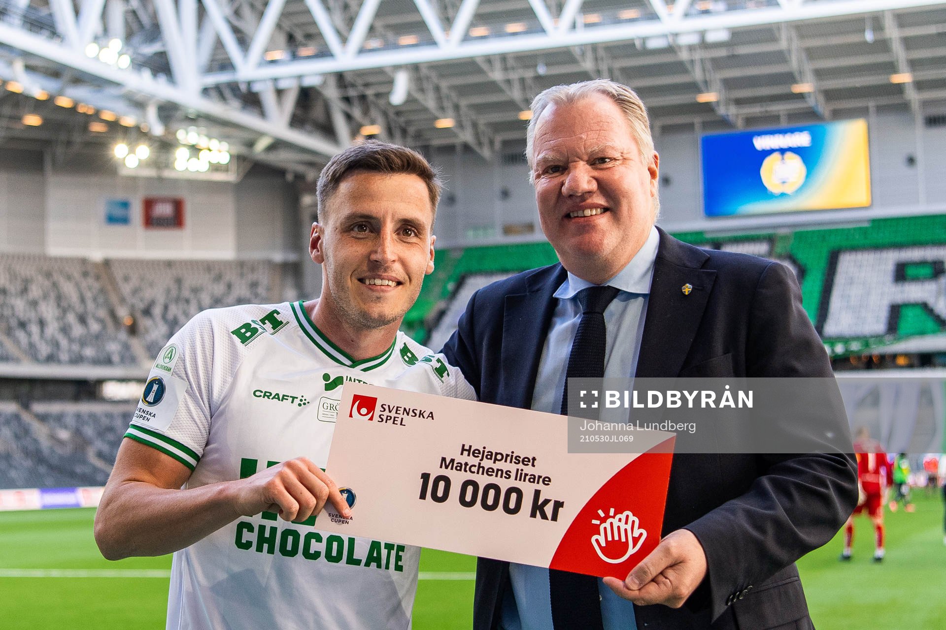 Hammarbys Jeppe Andersen tar emot en check som pris för