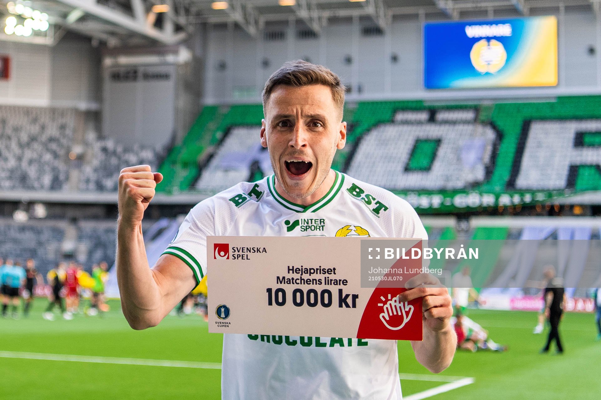 Hammarbys Jeppe Andersen jublar med en check som pris för