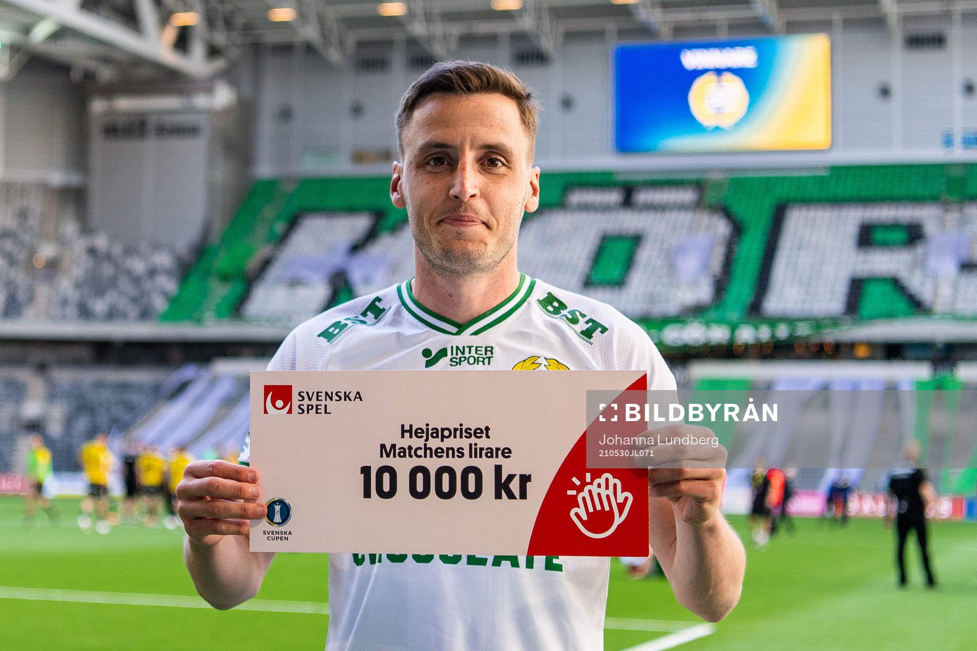 Hammarbys Jeppe Andersen med en check som pris för matchens lirare från Svenska Fotbollsförbundets ordförande Karl-Erik Nilsson under fotbollsmatchen i Svenska Cupen mellan Hammarby och Häcken den 30 maj 2021 i Stockholm. 