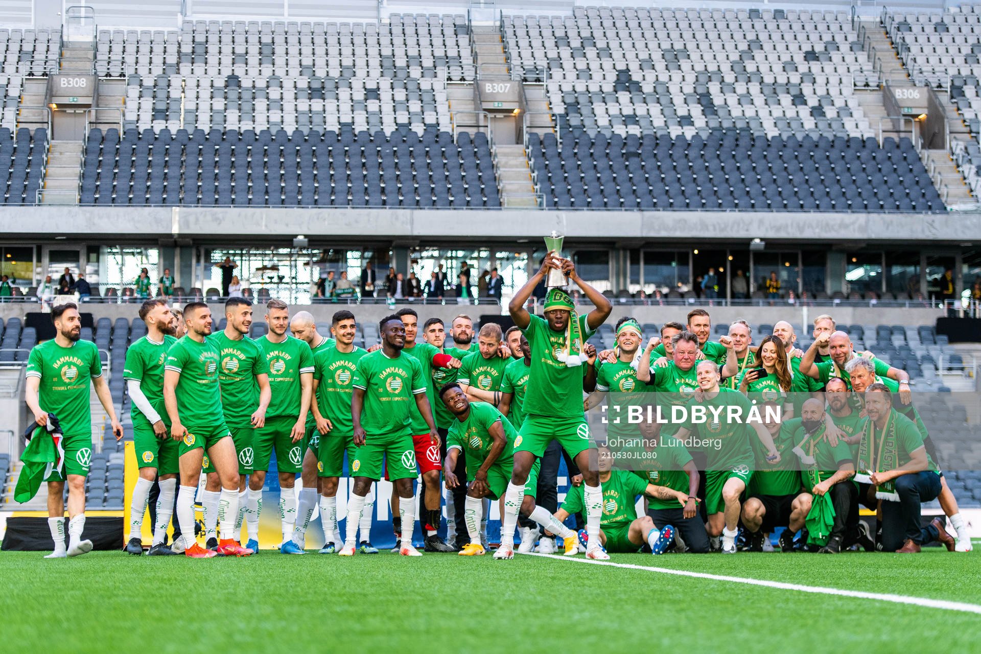 Hammarbys spelare jublar med pokalen
