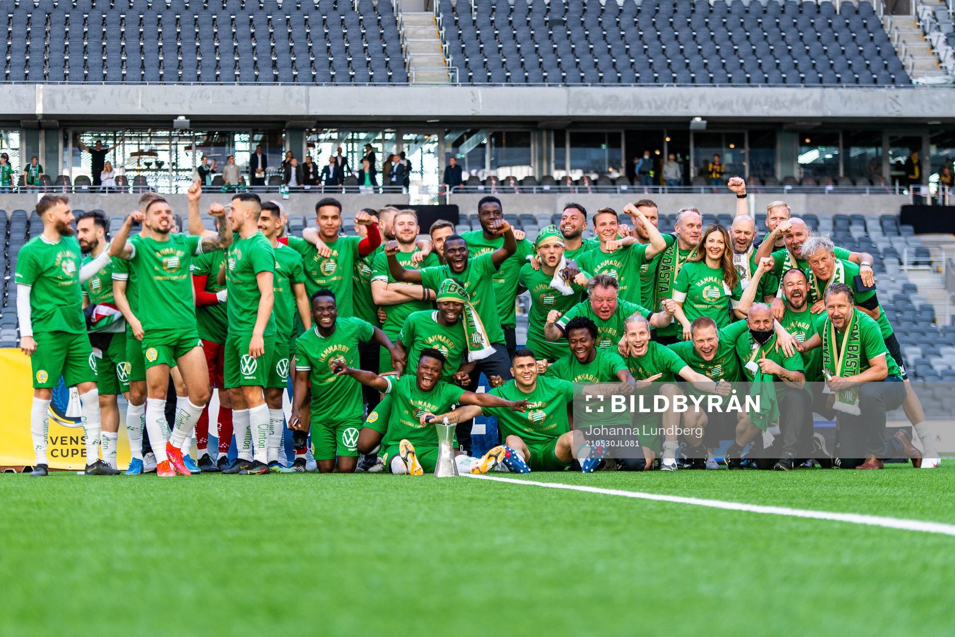 Hammarbys spelare jublar med pokalen under prisutdelningen efter fotbollsmatchen i Svenska Cupen mellan Hammarby och Häcken den 30 maj 2021 i Stockholm.