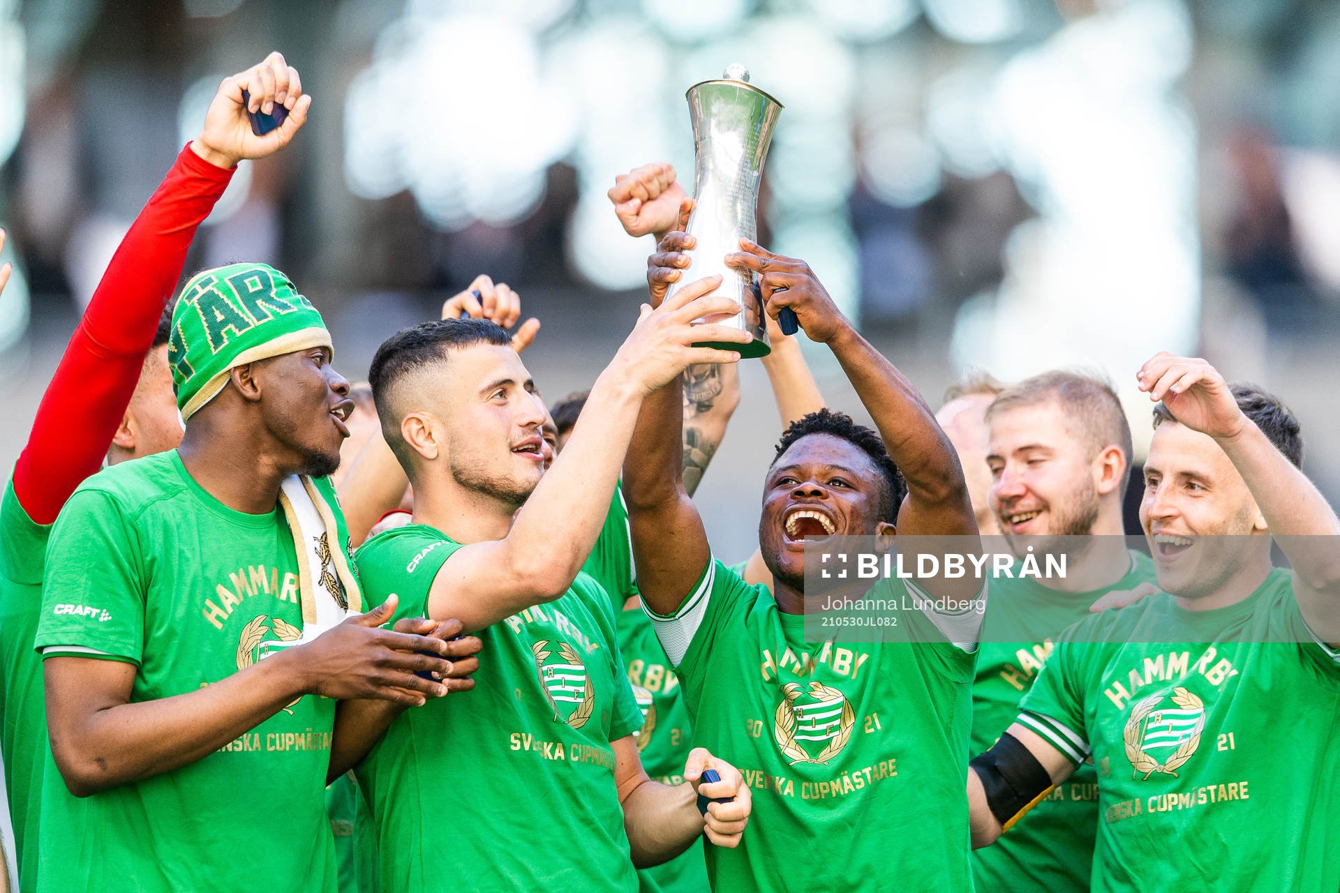 Hammarbys Akinkunmi Amoo jublar med pokalen