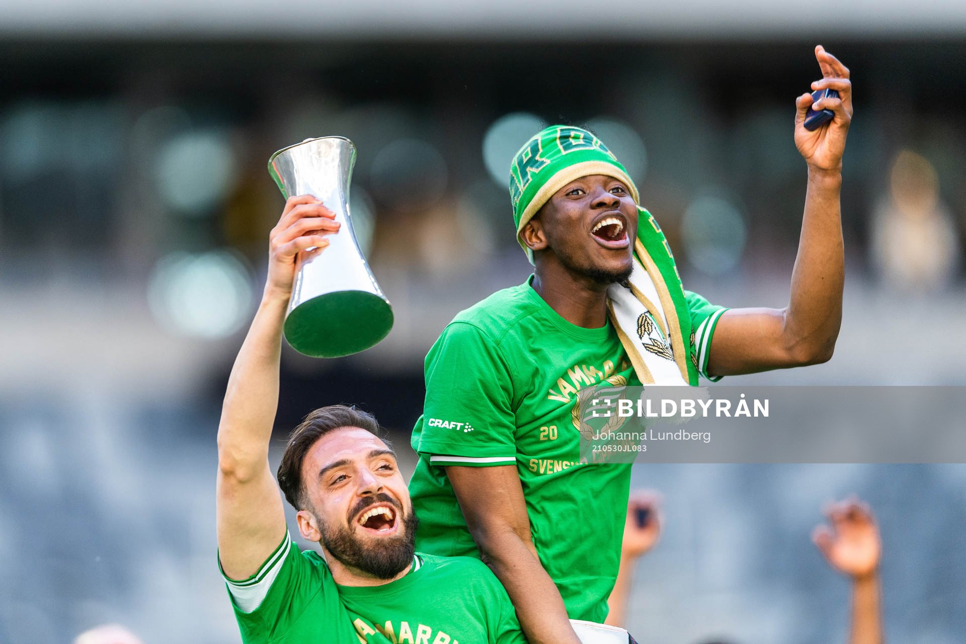 Hammarbys Abdul Khalili och Aziz Mohammed Ouattara jublar med pokalen under prisutdelningen efter fotbollsmatchen i Svenska Cupen mellan Hammarby och Häcken den 30 maj 2021 i Stockholm.
