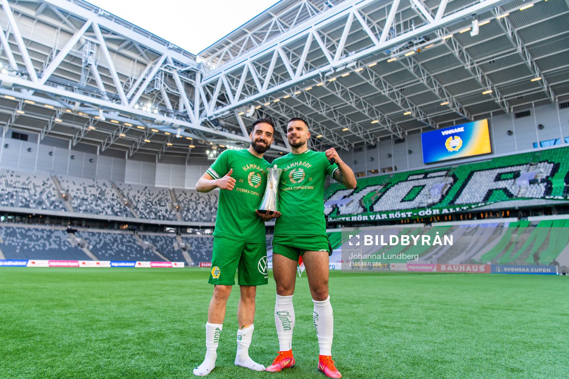 Hammarbys Abdul Khalili och Vladimir Rodic jublar med