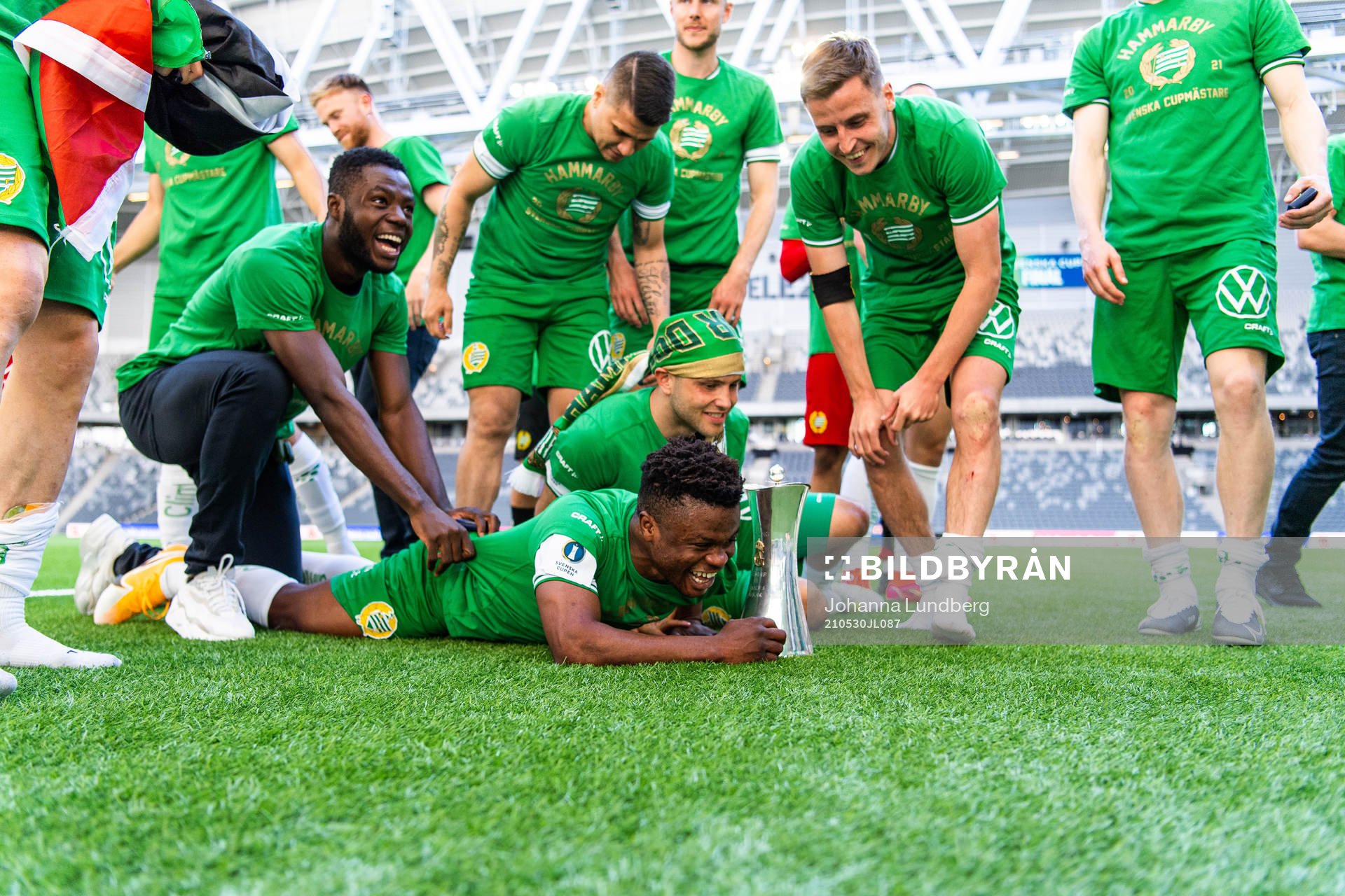 Hammarbys Akinkunmi Amoo och Jeppe Andersen jublar med pokalen efter vinsten i fotbollsmatchen i Svenska Cupen mellan Hammarby och Häcken den 30 maj 2021 i Stockholm.