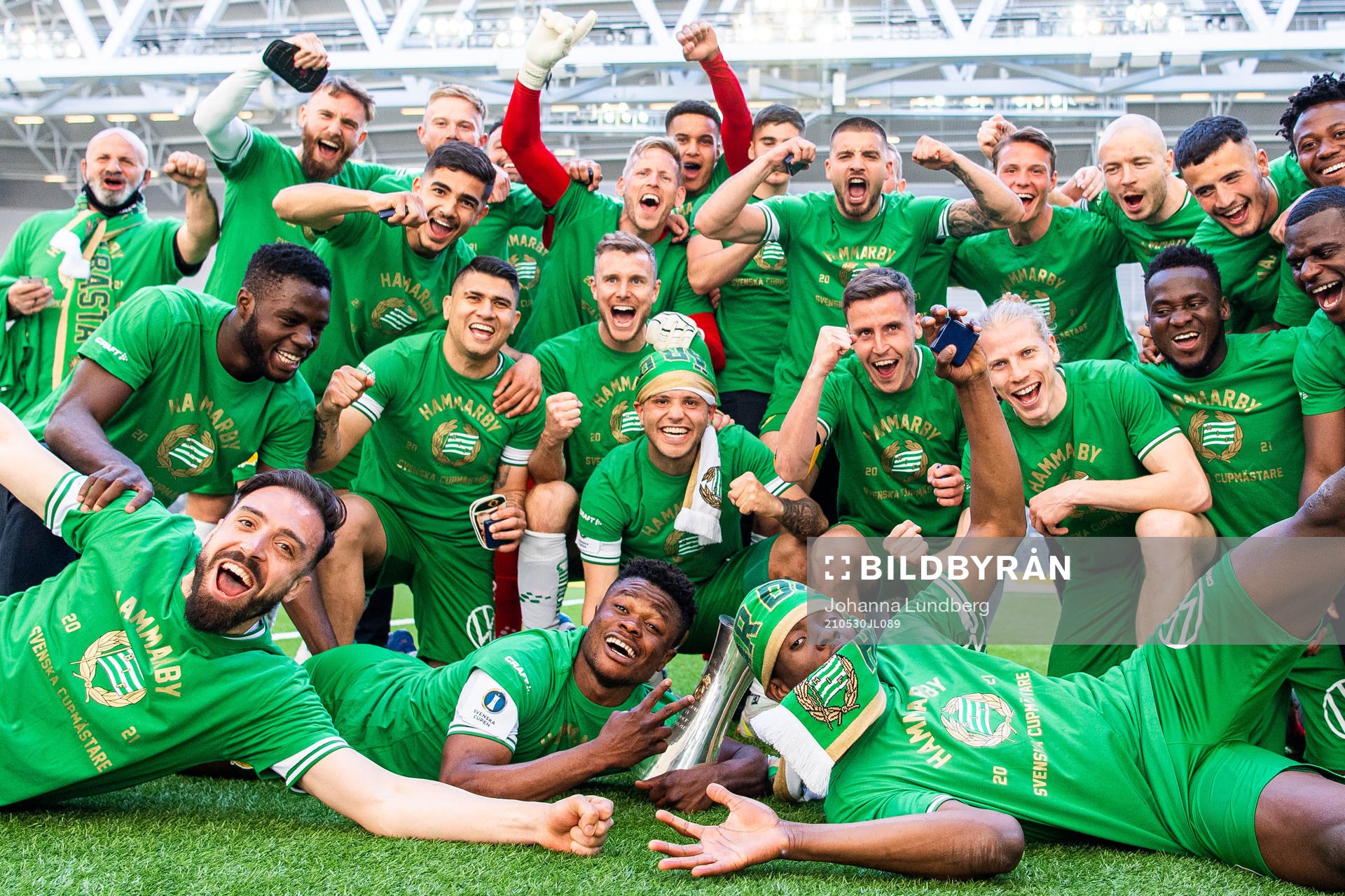 Hammarbys spelare jublar med pokalen