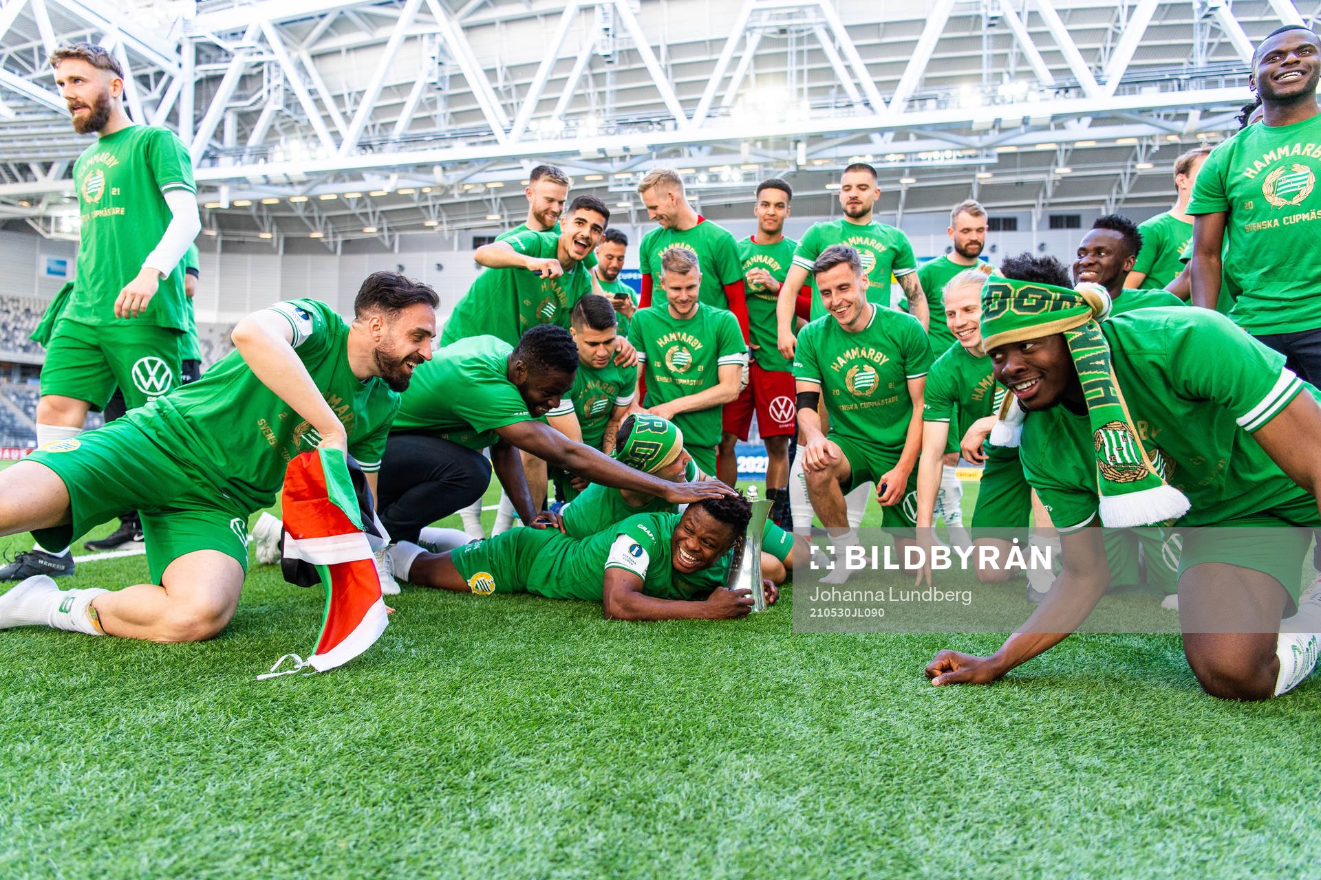 Hammarbys Akinkunmi Amoo och Jeppe Andersen jublar med