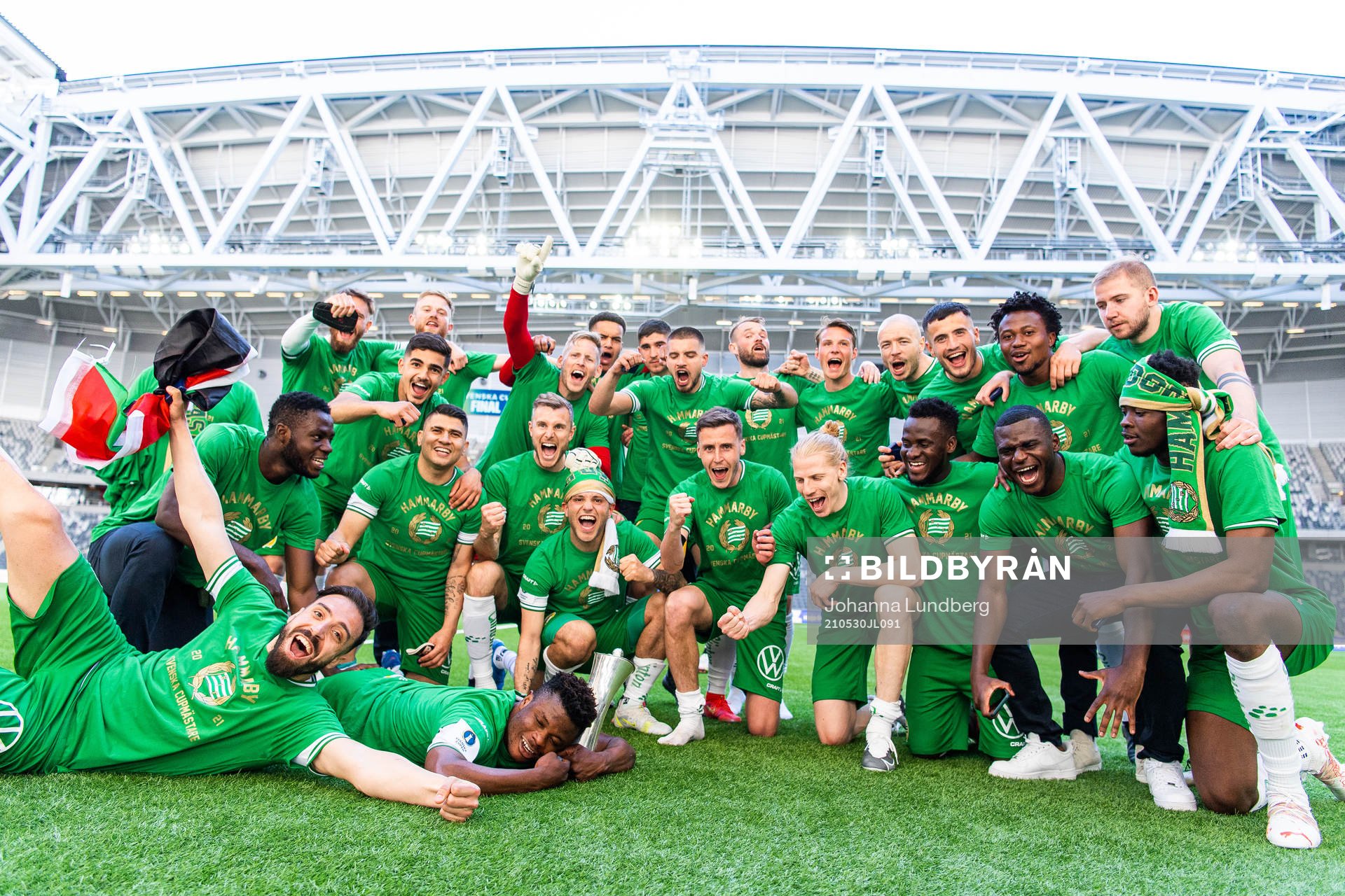 Hammarbys spelare jublar med pokalen