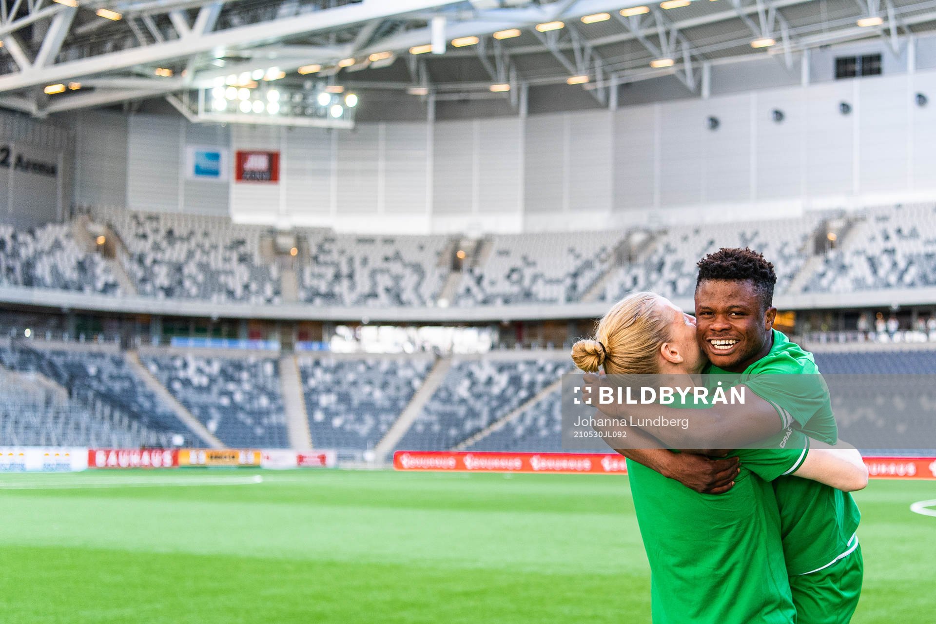 Hammarbys Akinkunmi Amoo och Gustav Ludwigson jublar