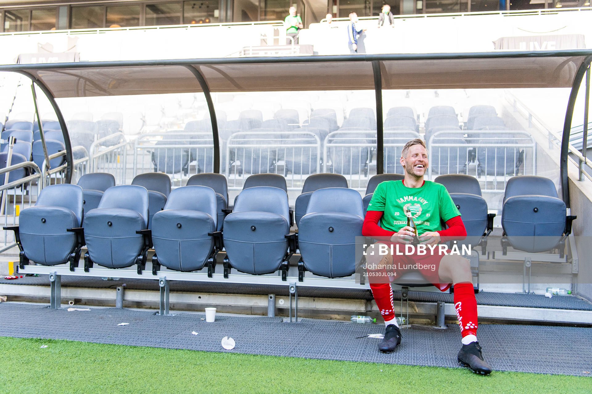 Hammarbys målvakt David Ousted jublar på avbytarbänken