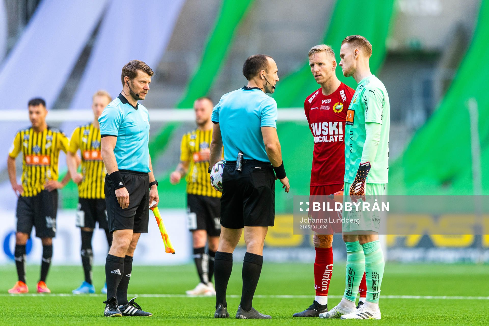 Domare Kaspar Sjöberg pratar med Hammarbys målvakt David