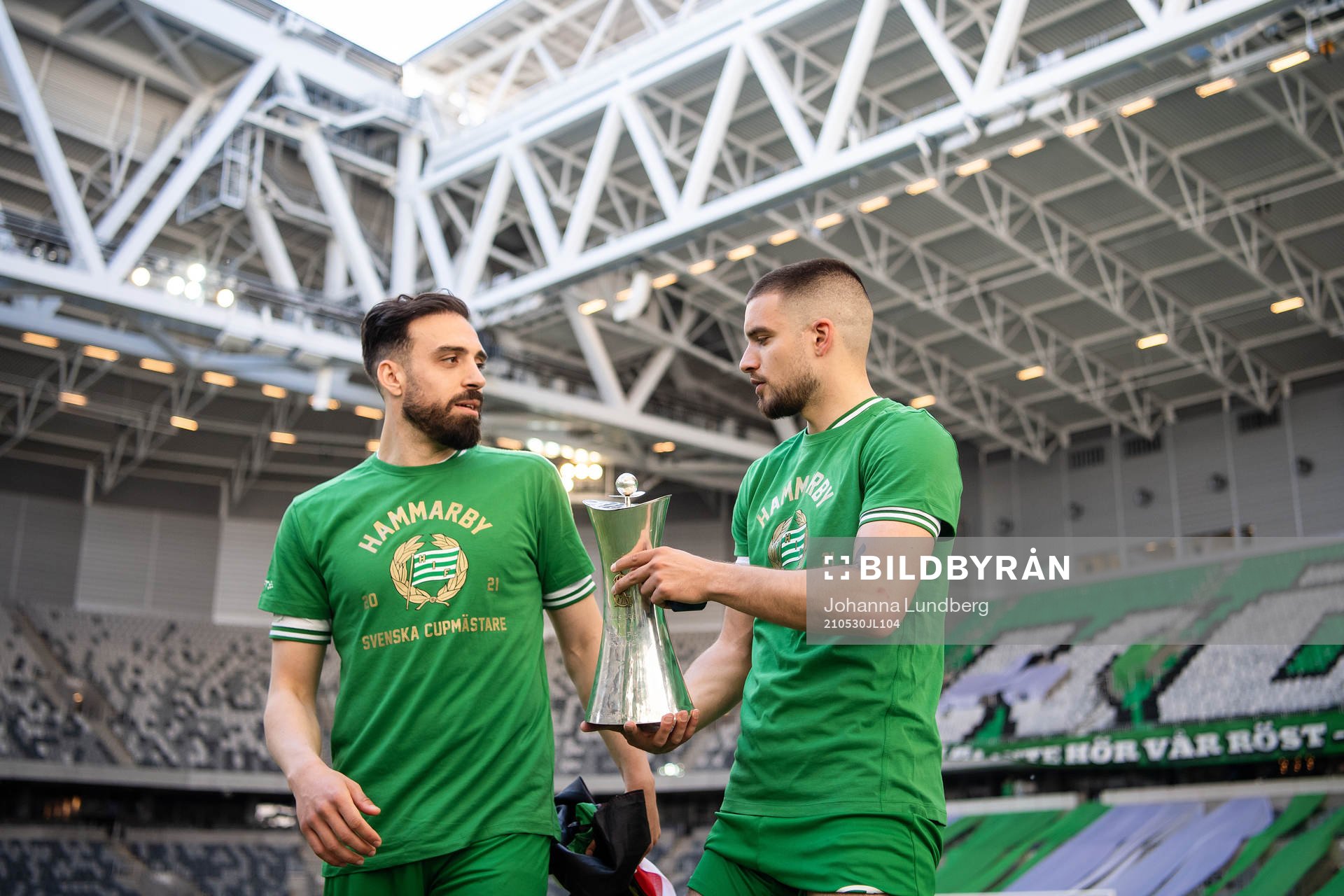 Hammarbys Abdul Khalili och Vladimir Rodic jublar med pokalen efter fotbollsmatchen i Svenska Cupen mellan Hammarby och Häcken den 30 maj 2021 i Stockholm.