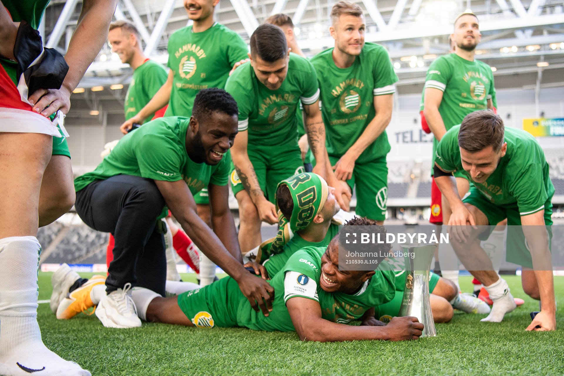 Hammarbys Akinkunmi Amoo jublar med pokalen