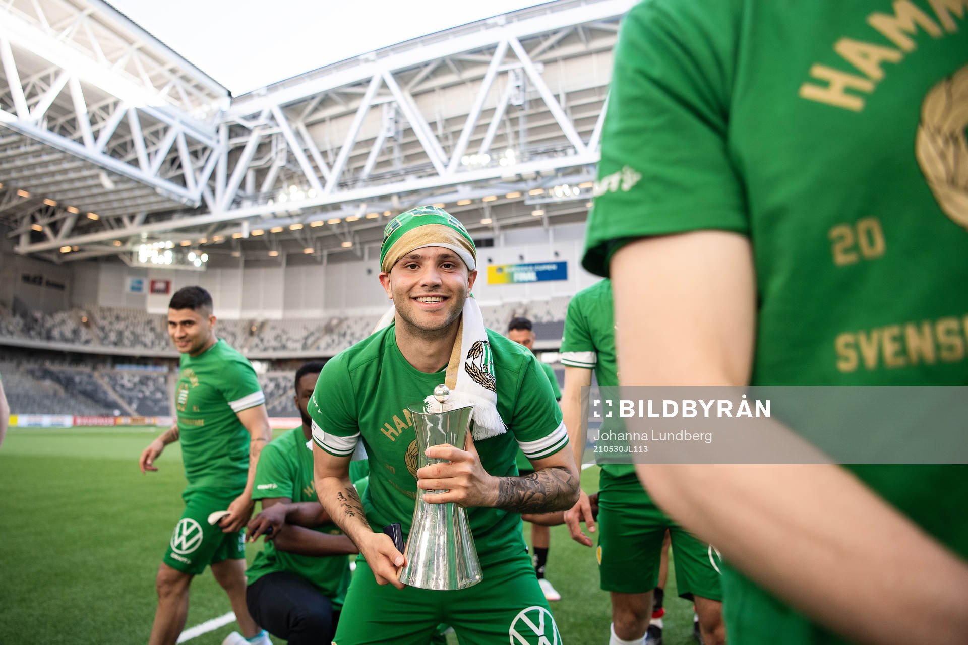 Hammarbys Mohanad Jeahze jublar med pokalen