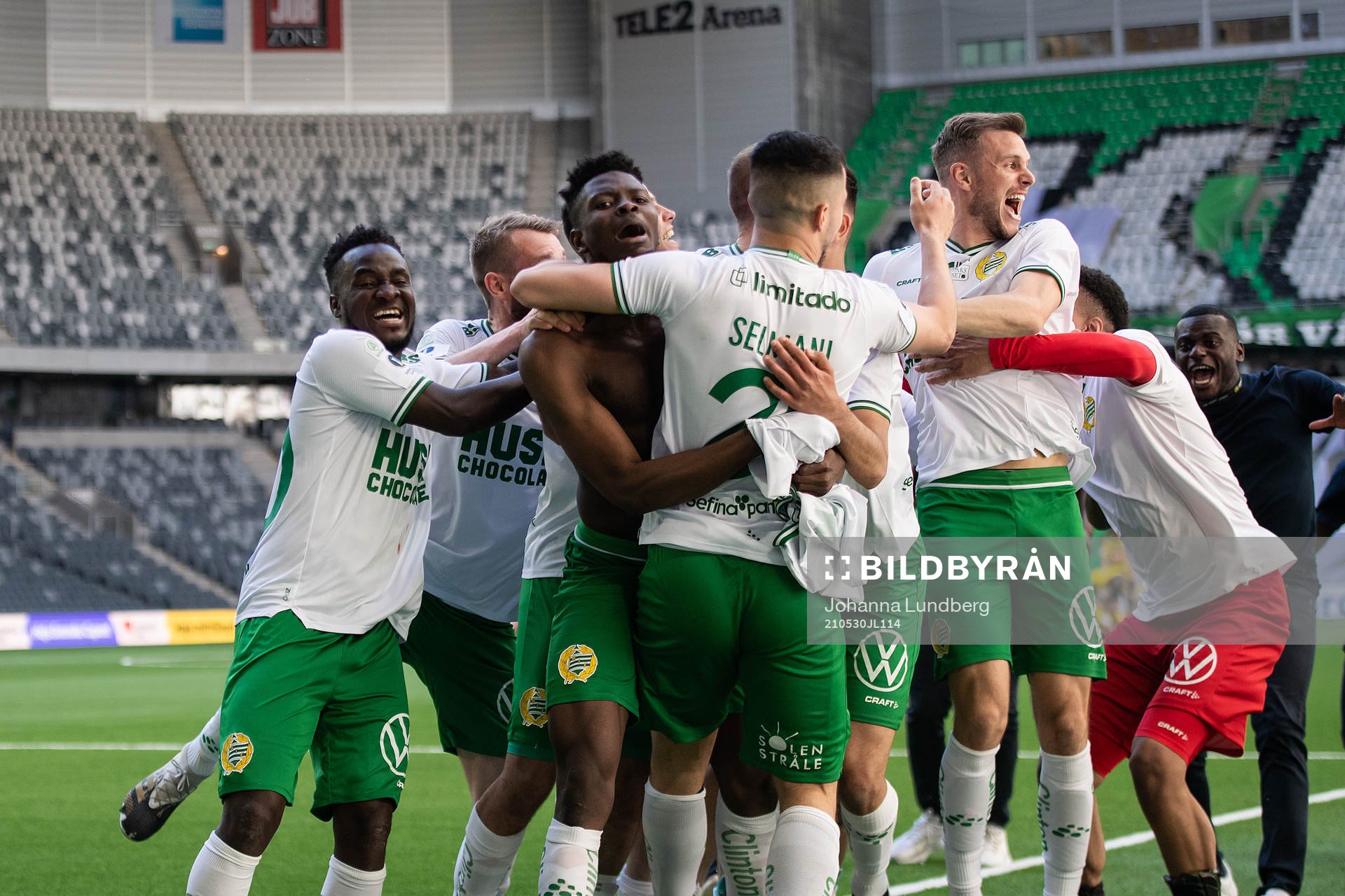 Hammarbys spelare jublar med Astrit Selmani