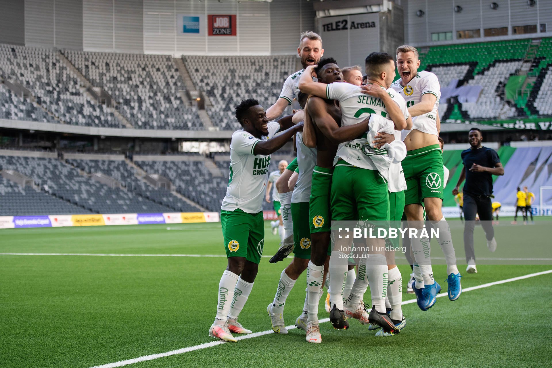 Hammarbys spelare jublar med Astrit Selmani