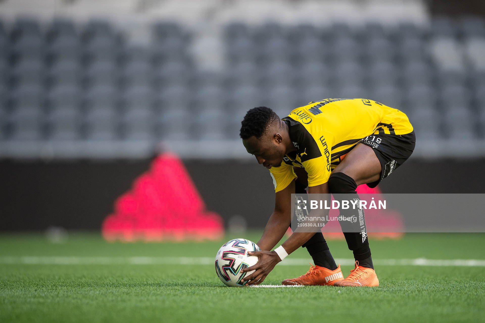 Häckens Benie Adama Traore gör sig redo för sin straff
