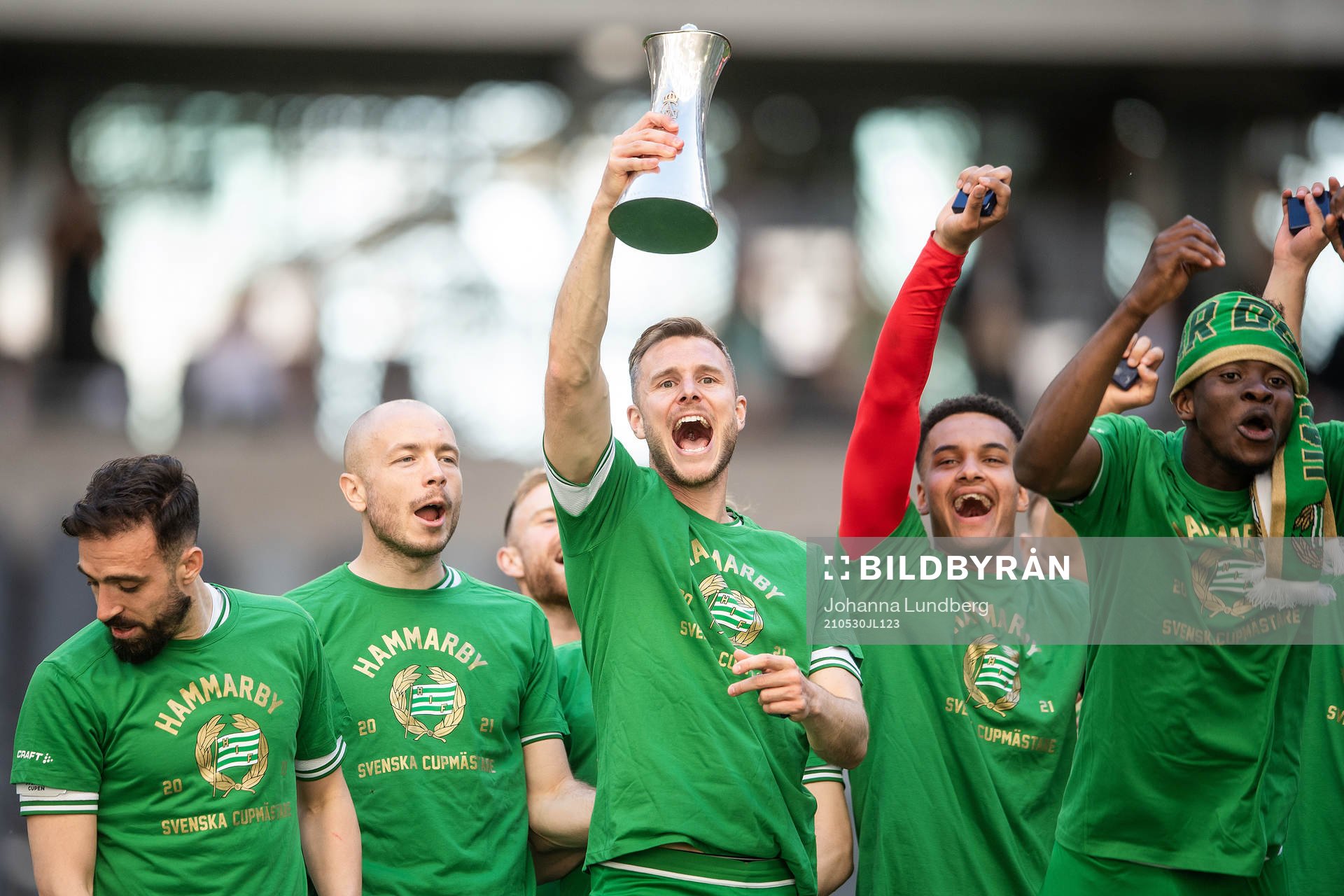Hammarbys Richard Magyar jublar med pokalen
