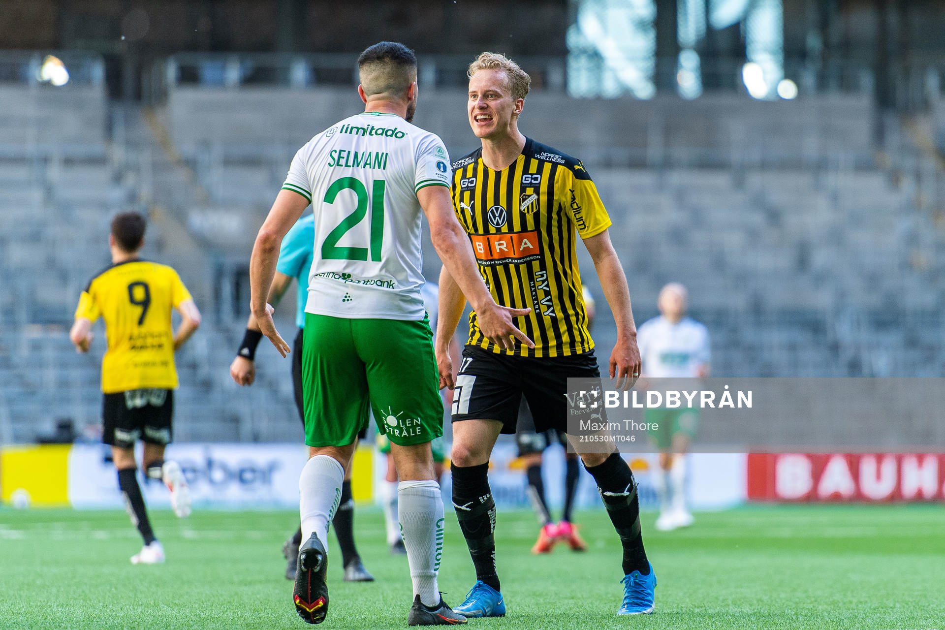 Irriterat mellan Hammarbys Astrit Selmani och Häckens